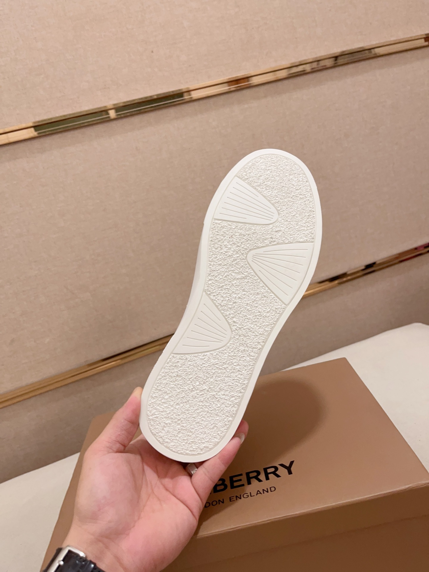 Precio de fábrica:Mostrador sincronizado burberry Burberry generación superior compra sincronizada v