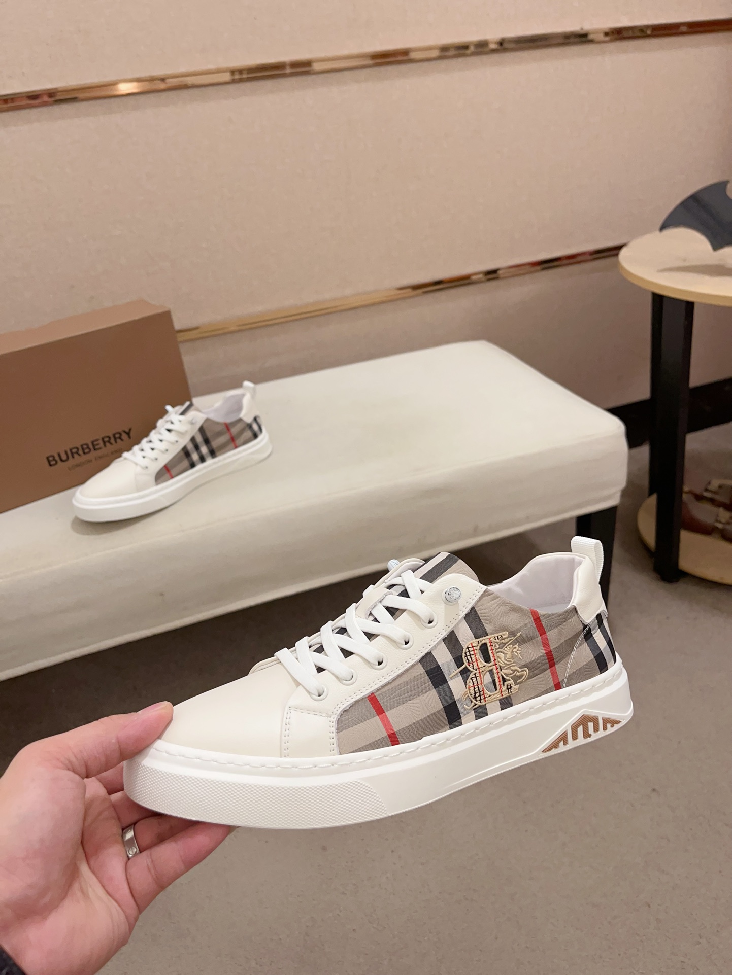 Precio de fábrica:Mostrador sincronizado burberry Burberry generación superior compra sincronizada v