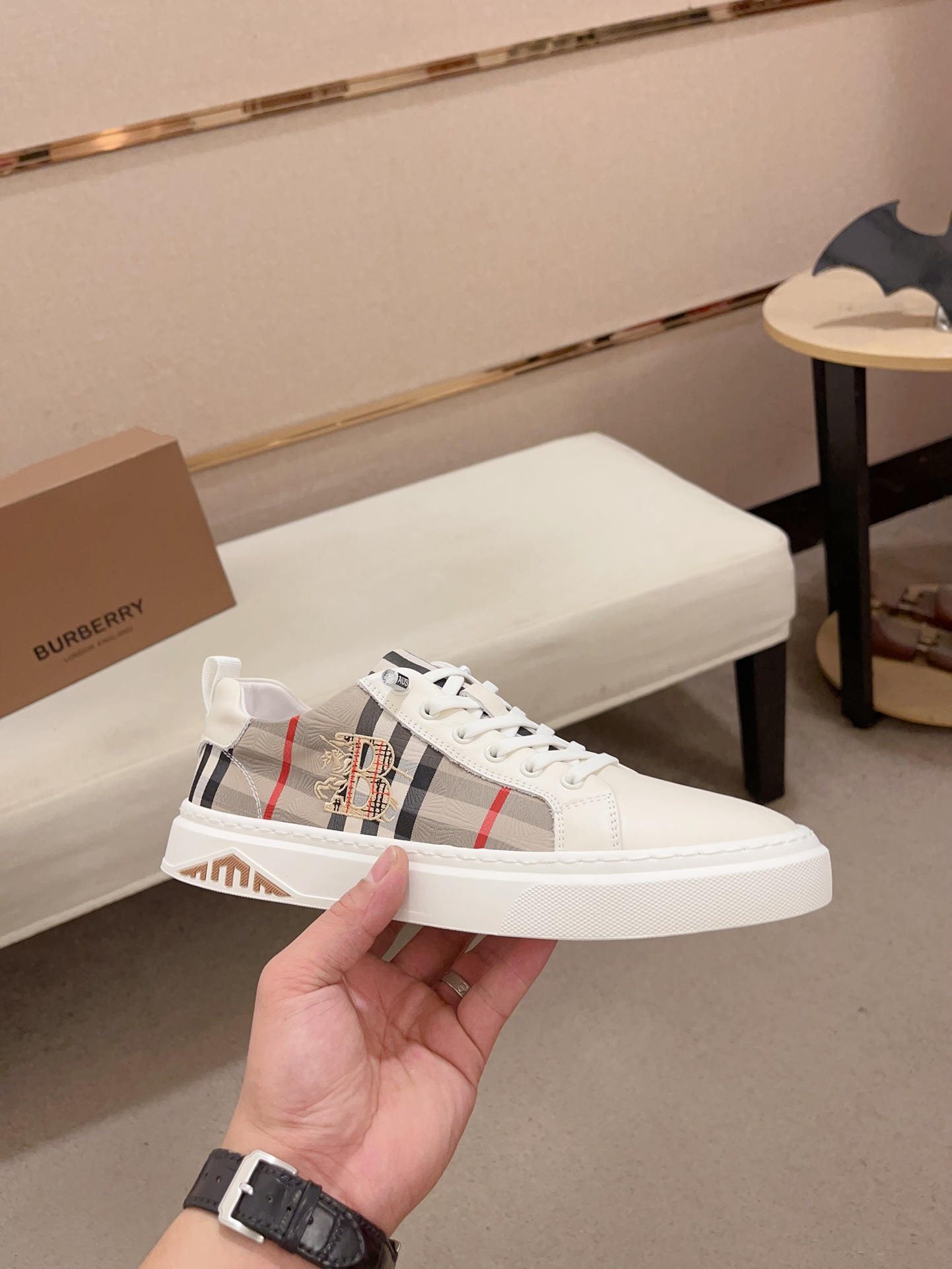 Precio de fábrica:Mostrador sincronizado burberry Burberry generación superior compra sincronizada v