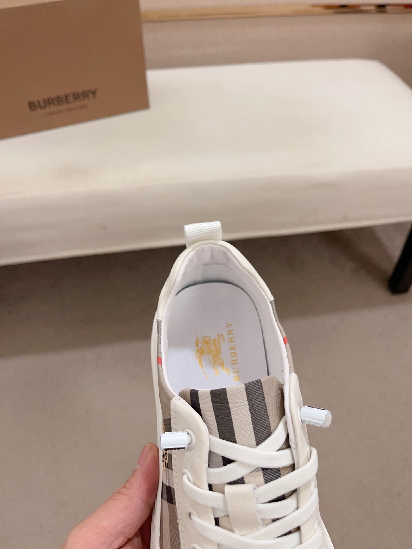 Precio de fábrica:Mostrador sincronizado burberry Burberry generación superior compra sincronizada v