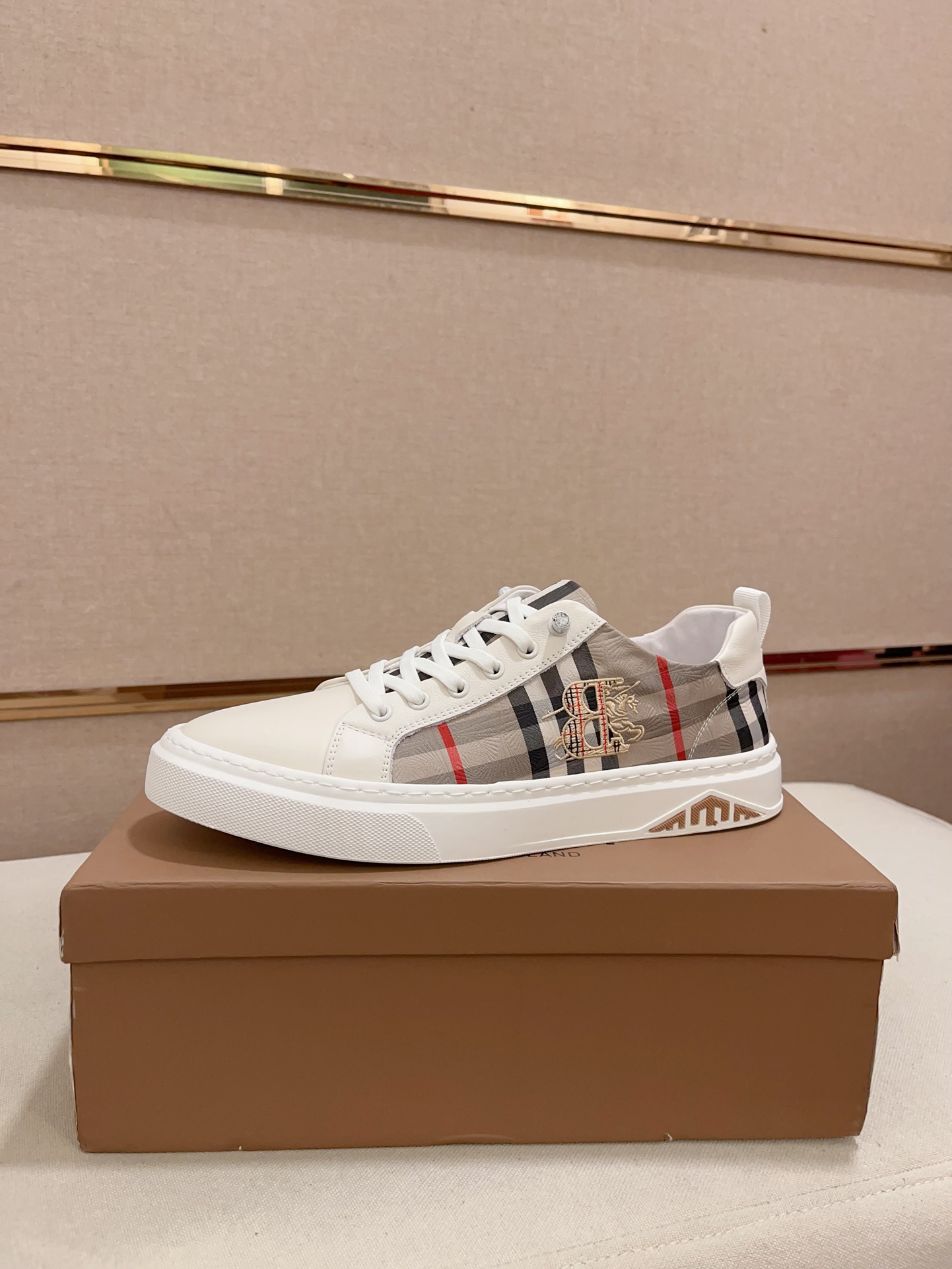 Precio de fábrica:Mostrador sincronizado burberry Burberry generación superior compra sincronizada v