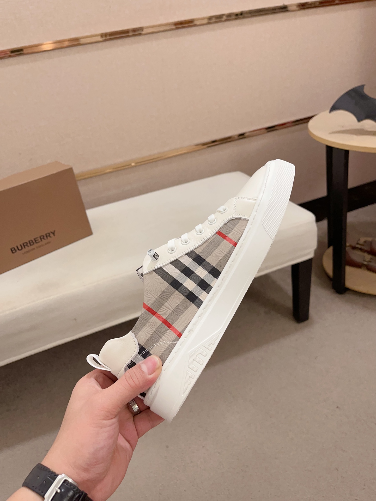 Precio de fábrica:Mostrador sincronizado burberry Burberry generación superior compra sincronizada v
