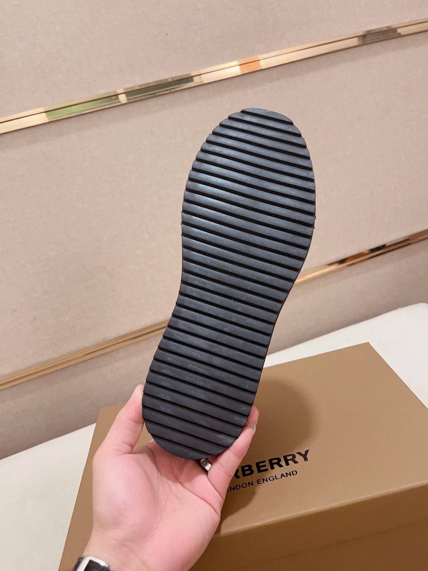 Precio de fábrica:Contra sincronizado BURBERRY Burberry top generación venta sincronizada número de 