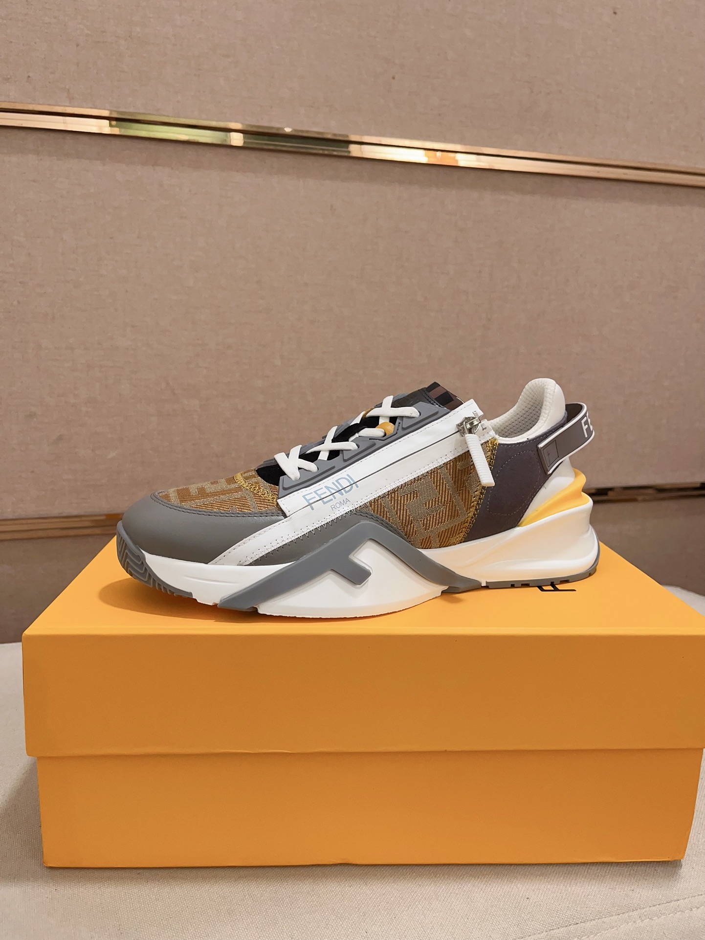 NO:351313,: (High version) [Fendi] Fendi Men's latest casual shoes!  The counter will be launched simultaneously!  The original version is replicated one by one. The fully imported top layer calf leather surface is made of top layer water dyed cowhide inside. The original original factory is specially equipped with rubber outsole. Leads the new fashion concept. Code 38-44 can be customized 45 without return and exchange!  ,fendi,fendi,cowhide19860909: (高版本)【Fendi】芬迪 男士最新款休闲鞋！专柜同步上市！原版一比一复刻.全进口头层小牛皮制面,内里采用头层水染牛皮,原版原厂特供橡胶大底.引领时尚新概念.配码38-44 可定做45不退换！,,fendi,fendi,cowhide,Men's shoes