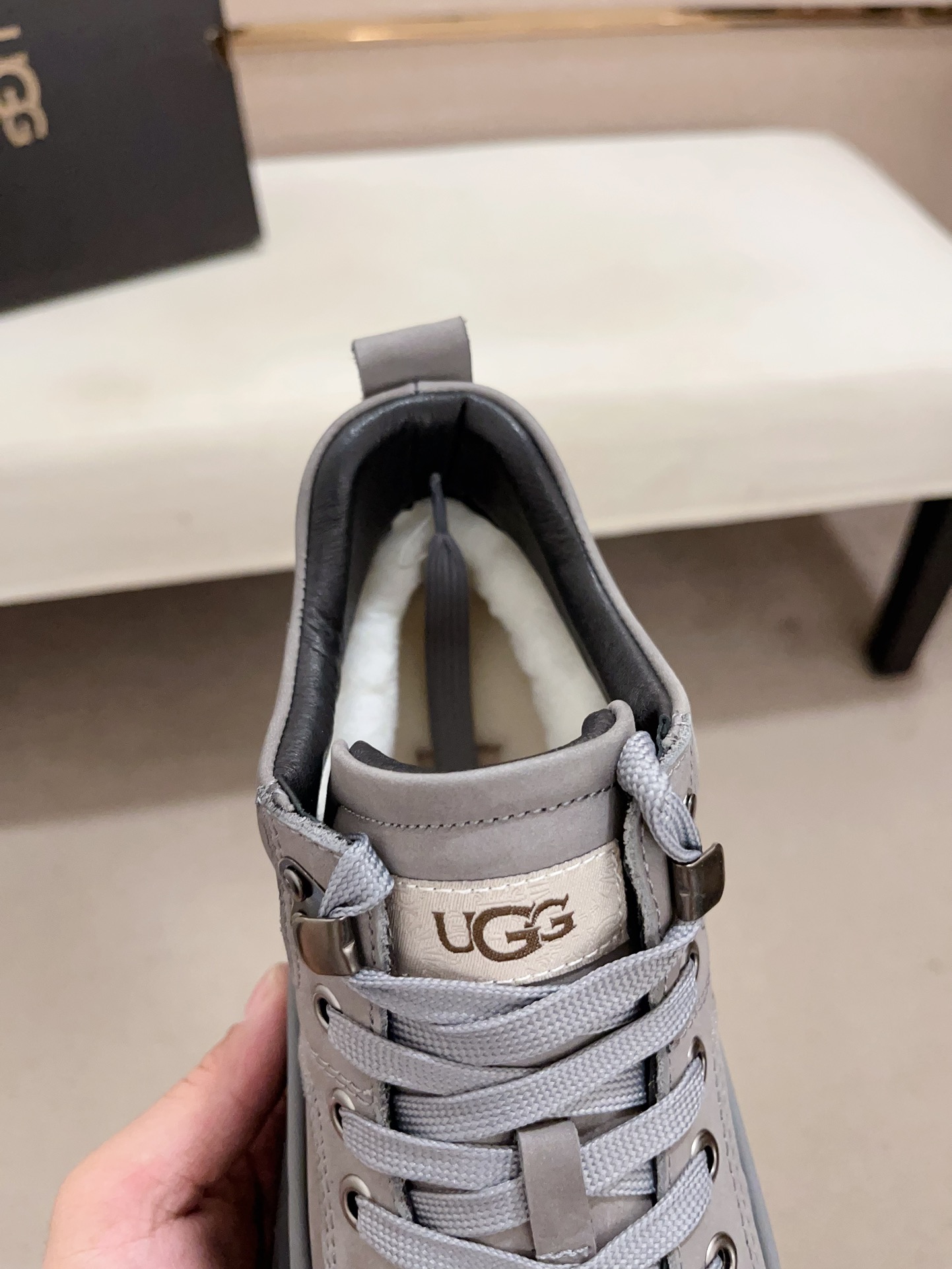 UGG️️最新款11️品质面料:欧洲进口牛皮高端品质头层牛皮内里:羊毛内里鞋底:纯进口橡胶耐磨大底️高端