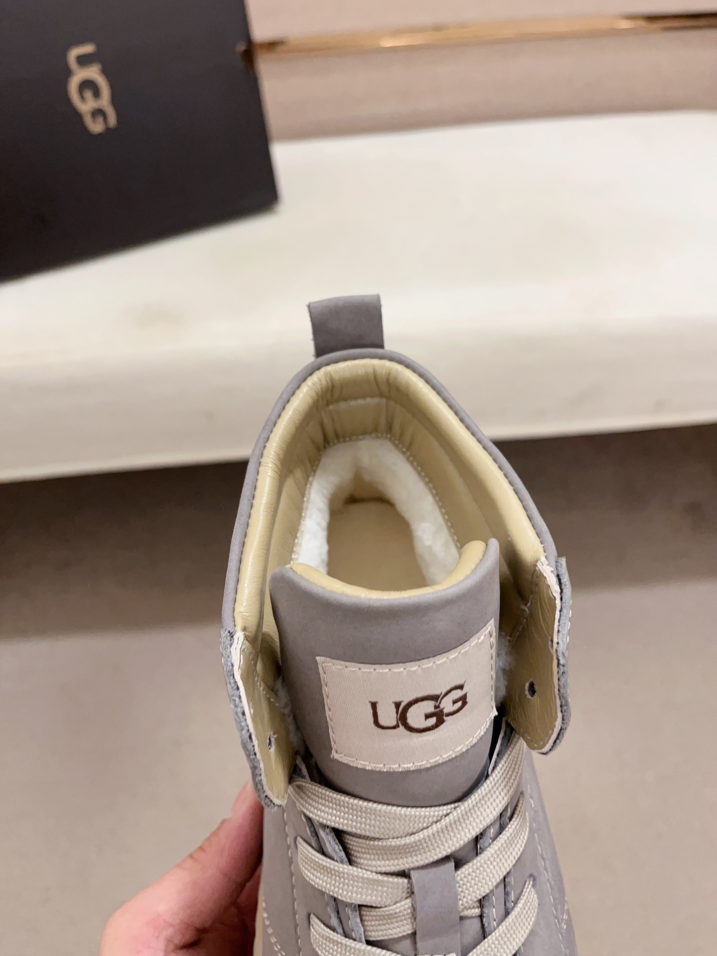 UGG️️最新款11️品质面料:欧洲进口牛皮高端品质头层牛皮内里:羊毛内里鞋底:纯进口橡胶耐磨大底️高端