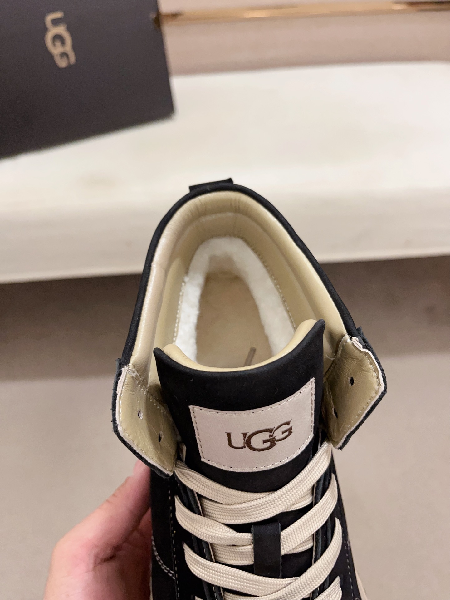 UGG️️最新款11️品质面料:欧洲进口牛皮高端品质头层牛皮内里:羊毛内里鞋底:纯进口橡胶耐磨大底️高端