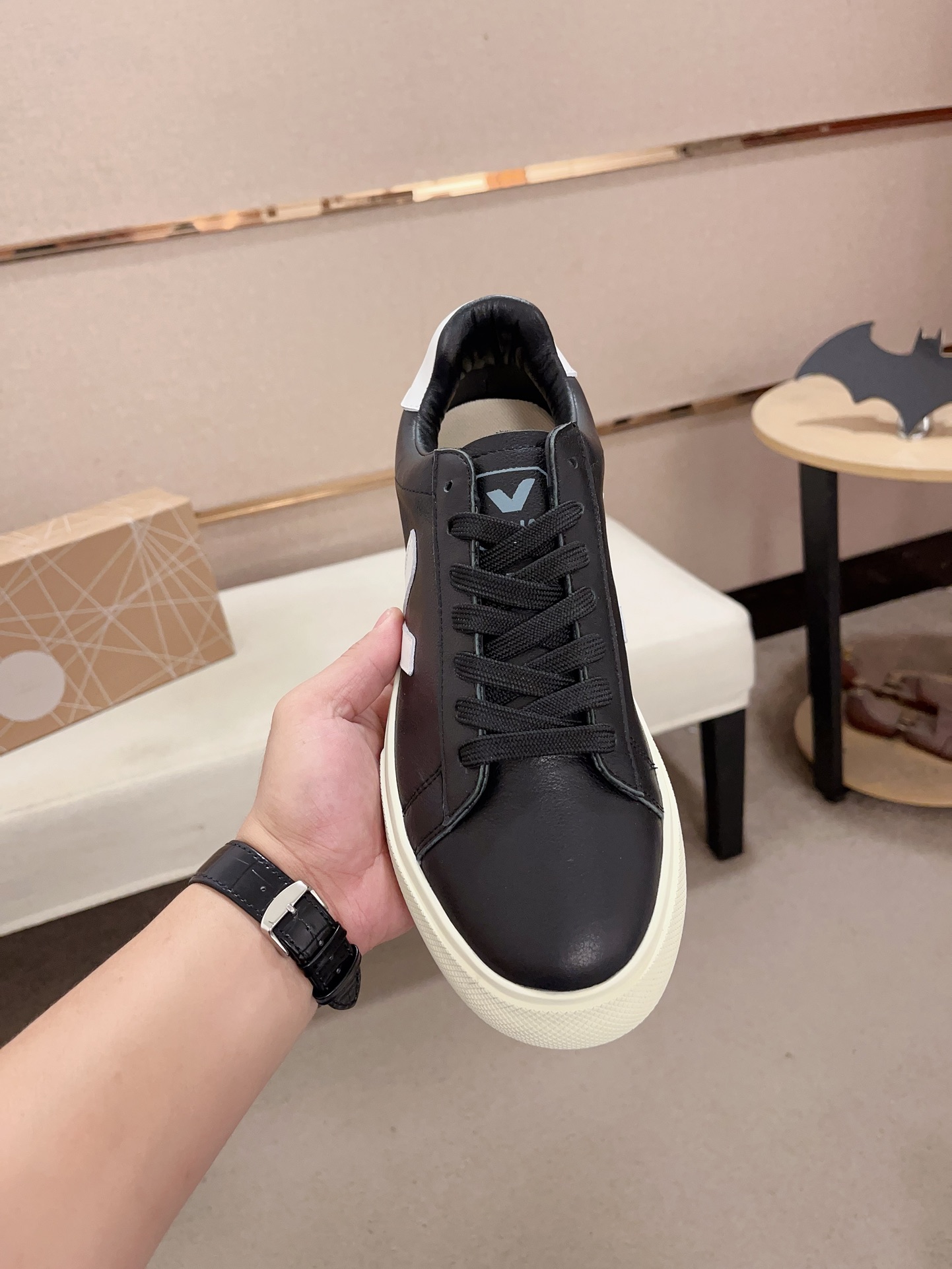 VEJA Unisex Leather Sneakers - Stylish, Comfortable, and Durable Design 3 i1730172288 1462 5