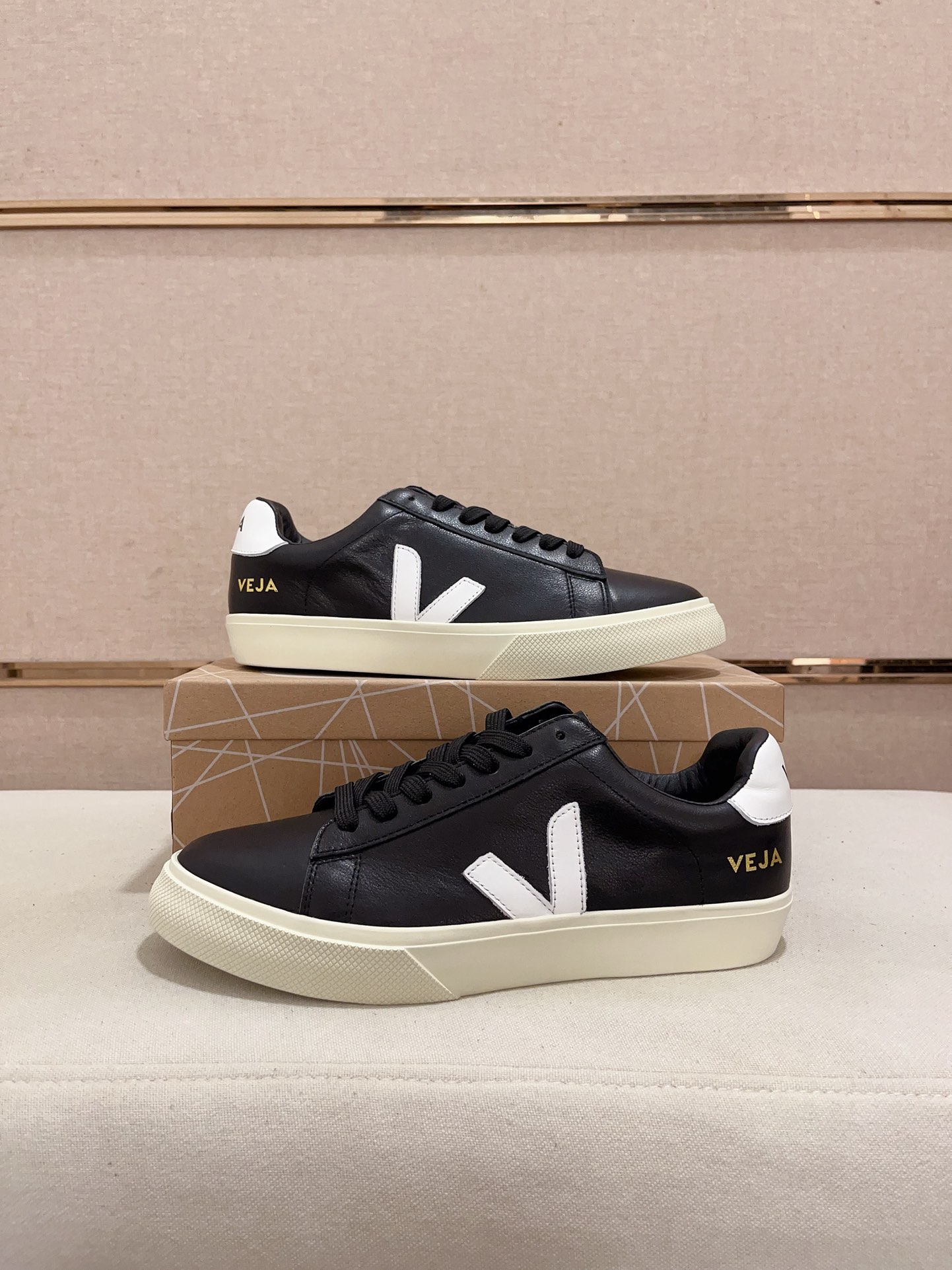 VEJA Unisex Leather Sneakers - Stylish, Comfortable, and Durable Design 8 i1730172288 3163 8