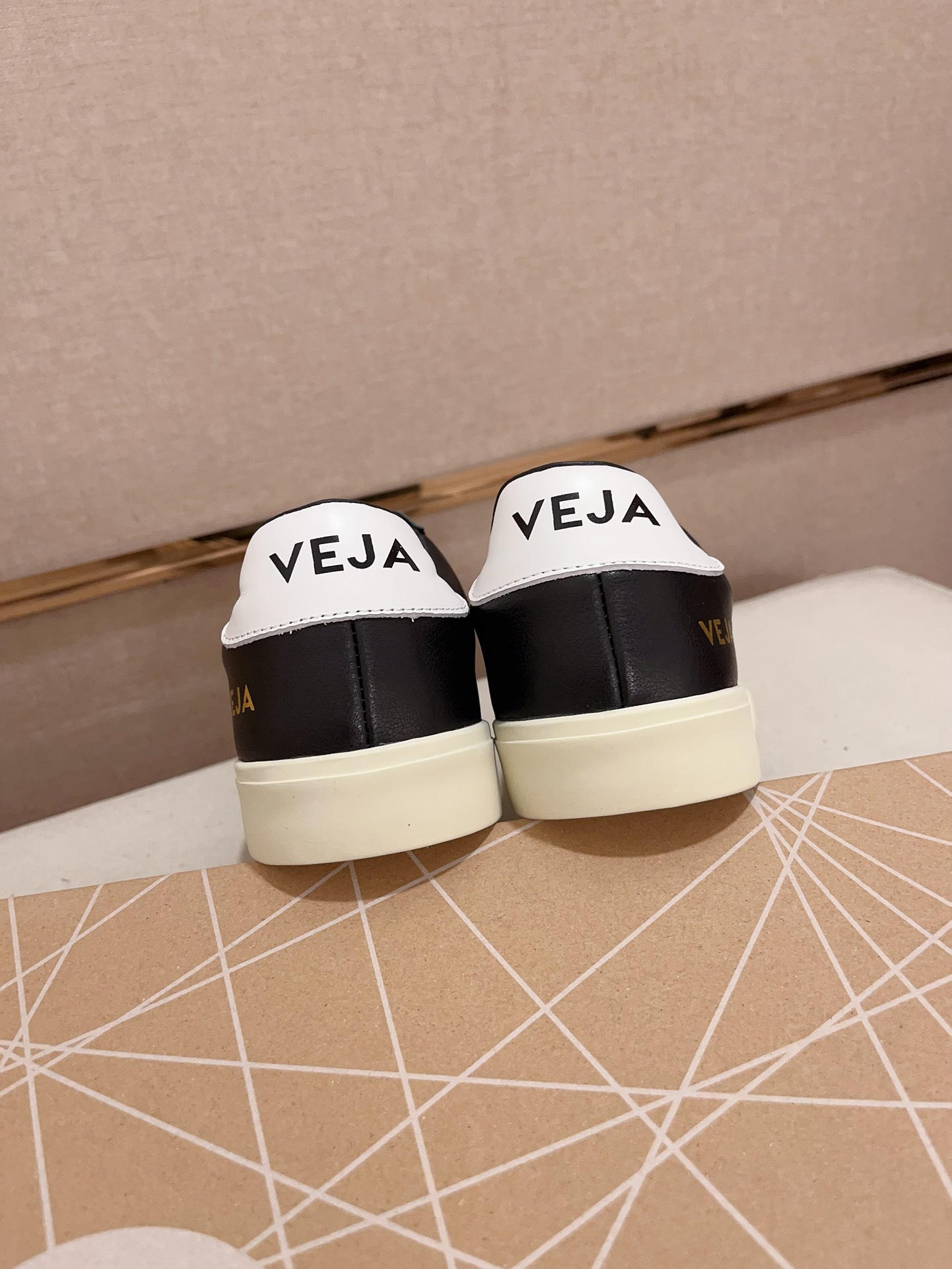 VEJA Unisex Leather Sneakers - Stylish, Comfortable, and Durable Design 9 i1730172288 4658 3