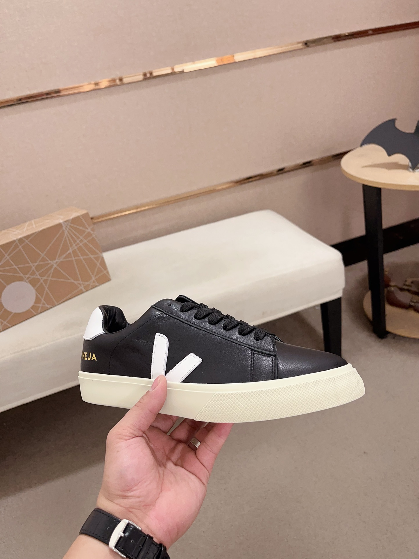 VEJA Unisex Leather Sneakers - Stylish, Comfortable, and Durable Design 5 i1730172288 5844 2