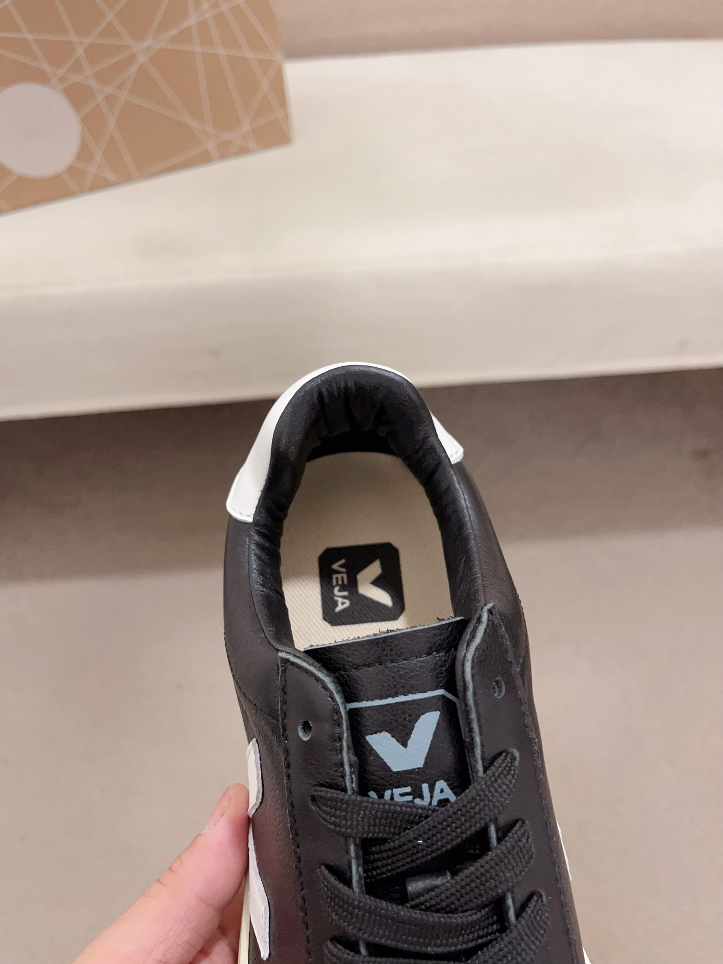 VEJA Unisex Leather Sneakers - Stylish, Comfortable, and Durable Design 7 i1730172288 7459 9