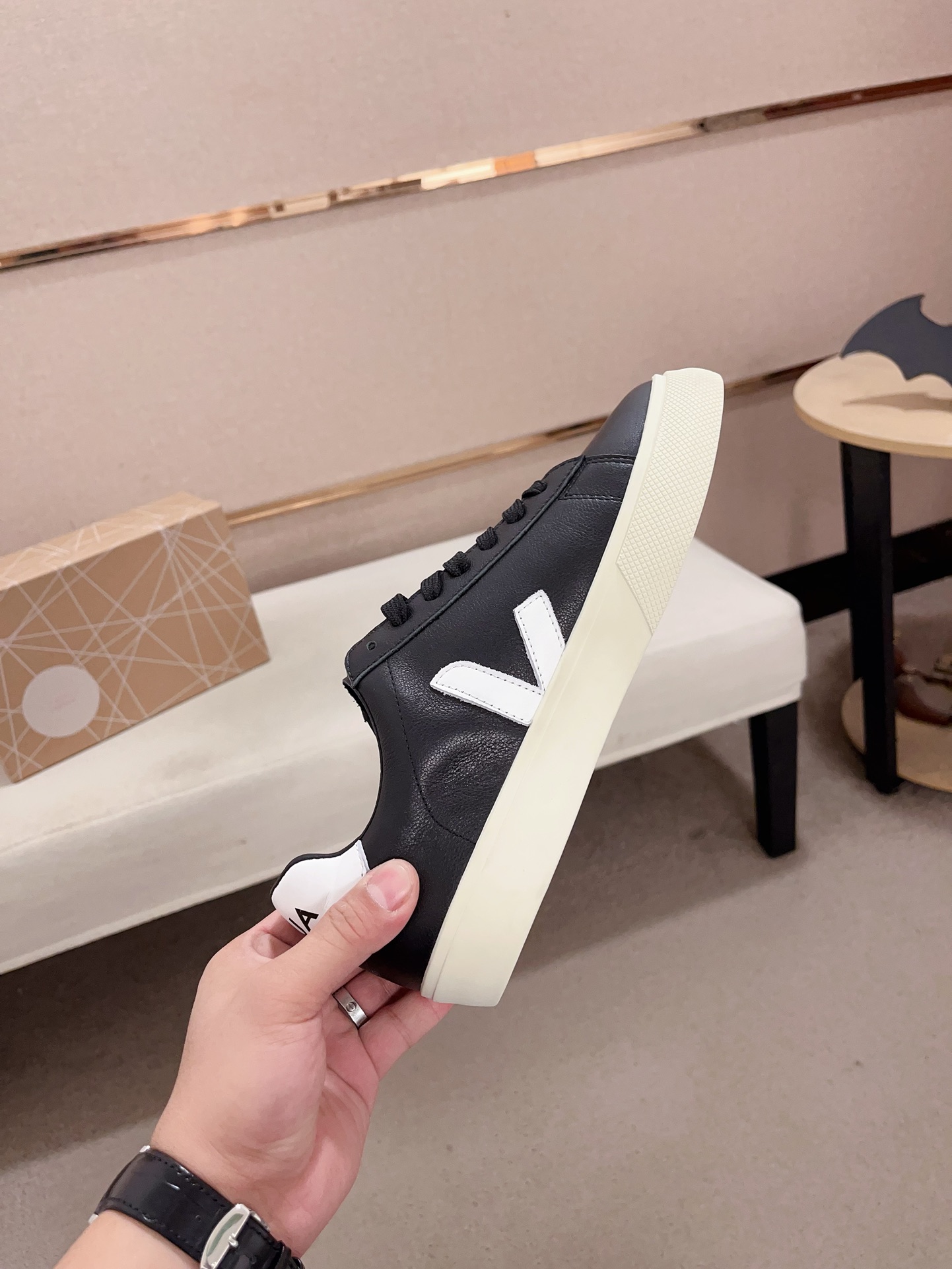 VEJA Unisex Leather Sneakers - Stylish, Comfortable, and Durable Design 6 i1730172288 7748 6