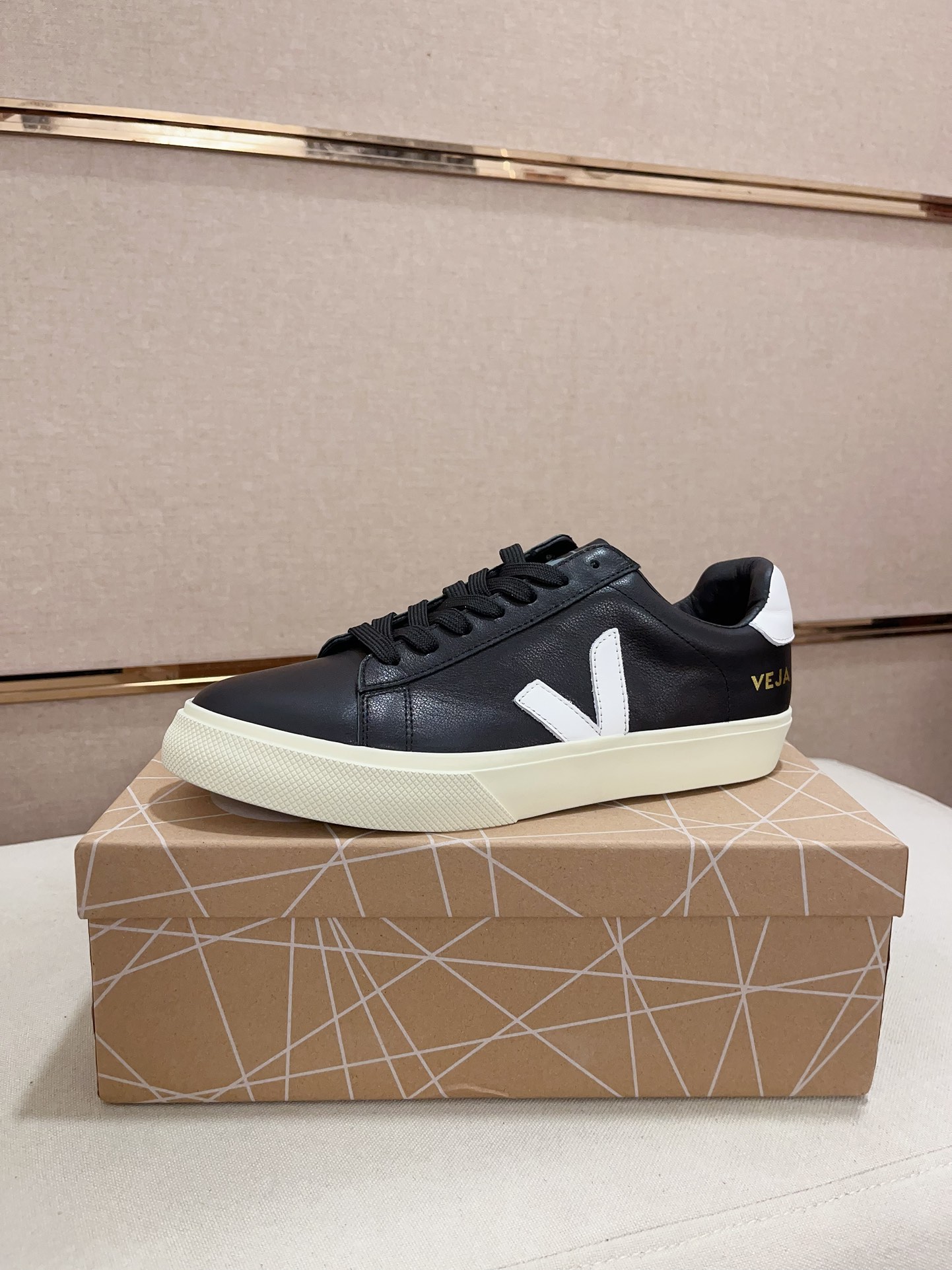 VEJA Unisex Leather Sneakers - Stylish, Comfortable, and Durable Design 11 VEJA Unisex Leather Sneakers - Stylish, Comfortable, and Durable Design