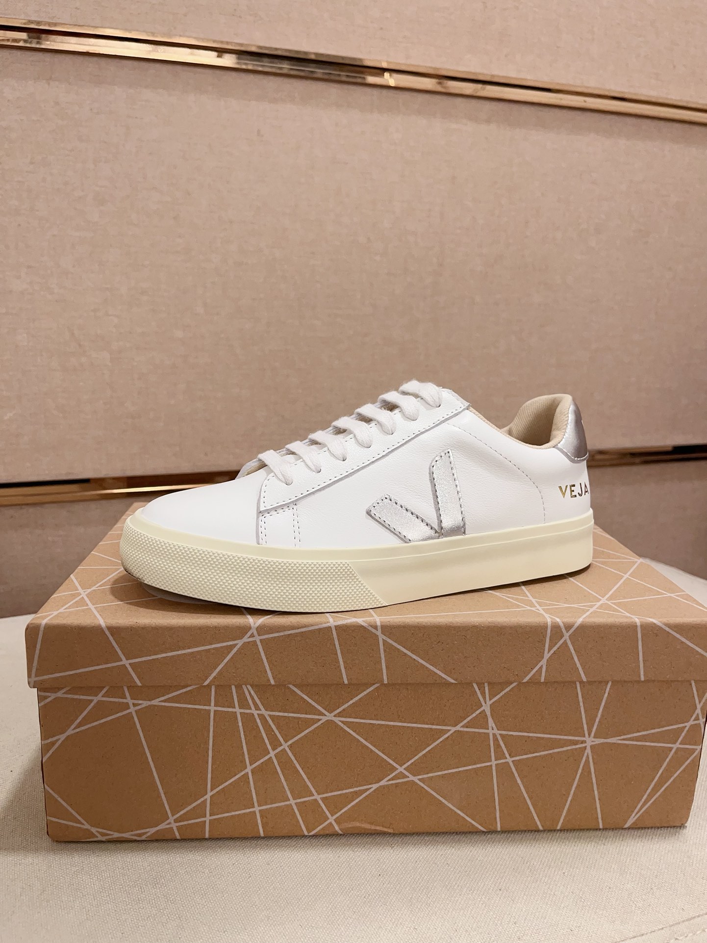 Veja Unisex Leather Sneakers Casual Lace-Up Fashion Shoes White