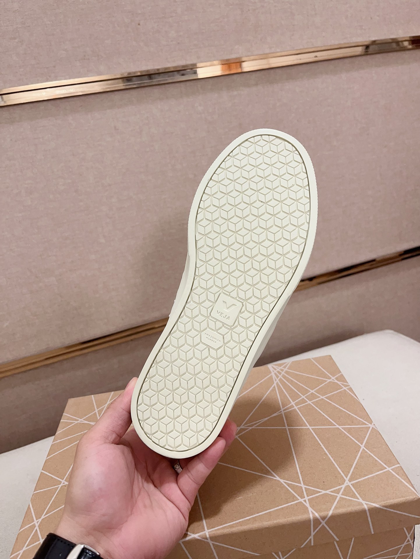 Veja Unisex Leather Sneakers - Stylish, Comfortable, and Durable for Everyday Wear 10 i1730172640 376 6