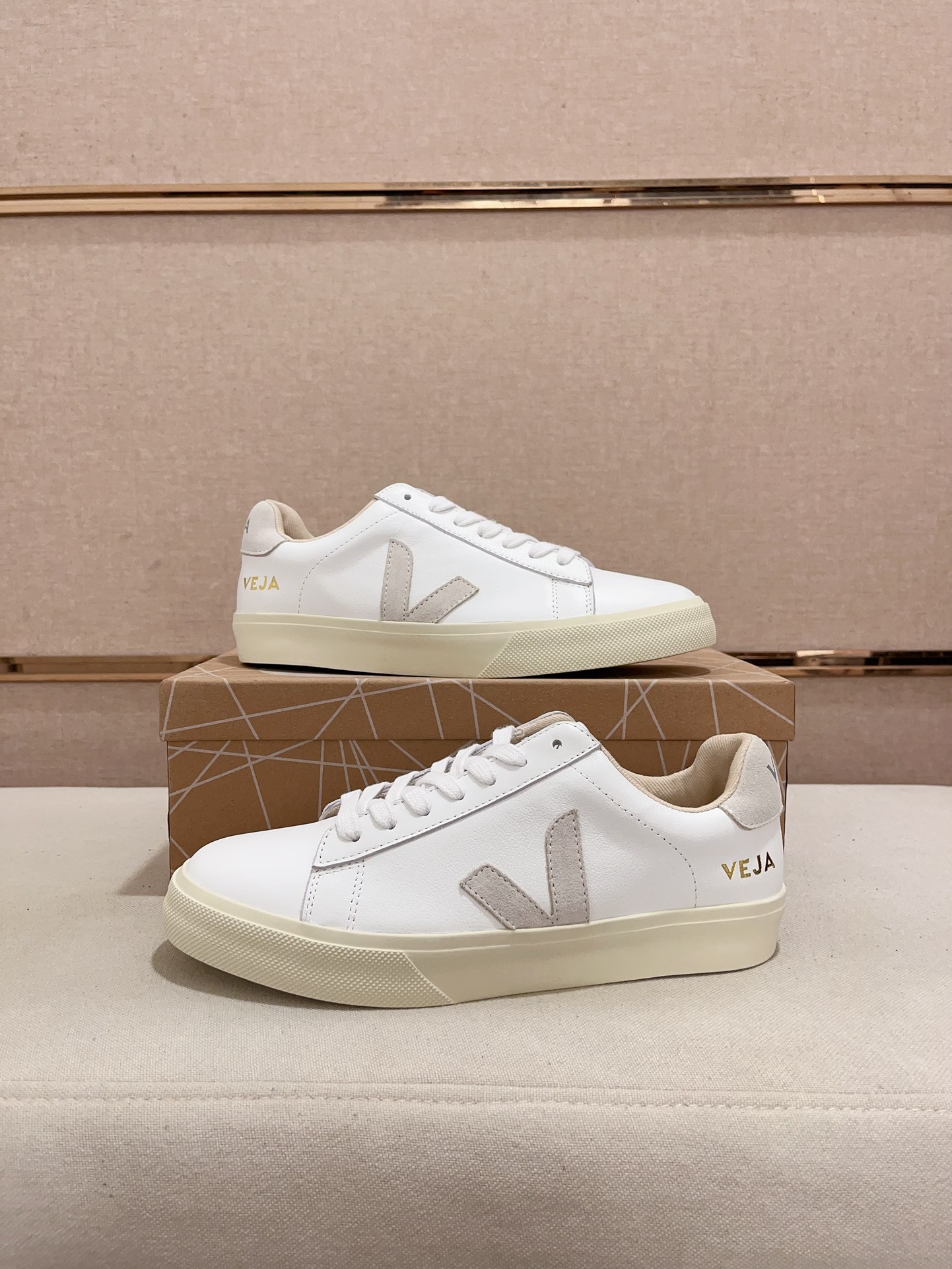 Veja Unisex Leather Sneakers - Stylish, Comfortable, and Durable for Everyday Wear 8 i1730172640 3849 5