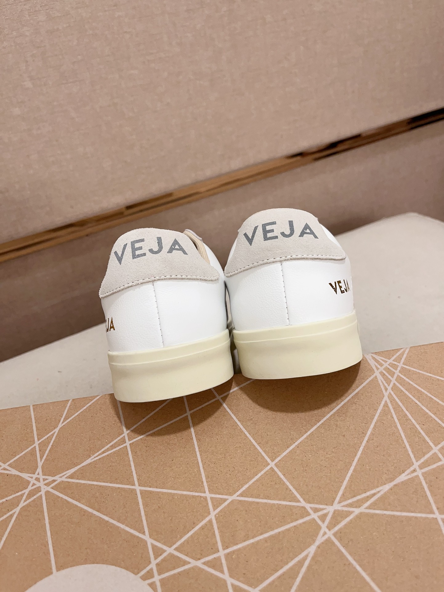 Veja Unisex Leather Sneakers - Stylish, Comfortable, and Durable for Everyday Wear 9 i1730172640 601 3