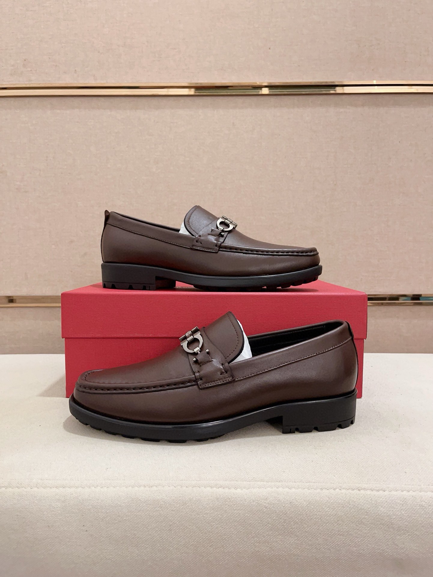 Ferragamo Men's Leather Loafers - Luxurious Comfort, Handmade Shoes 8 i1730777183 877 8