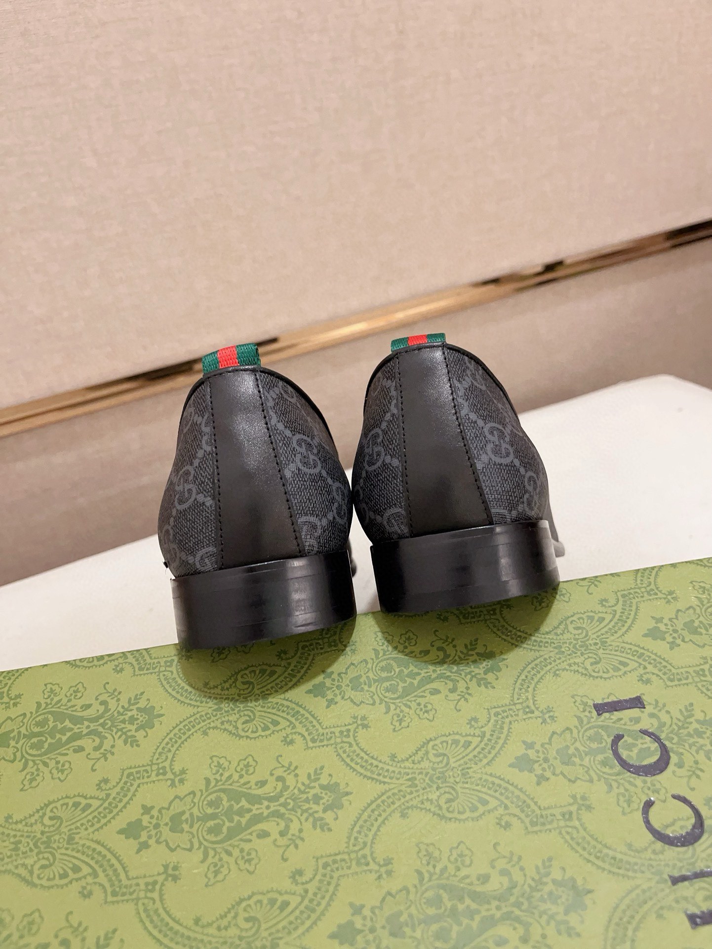 Gucci Men's GG Motif Leather Loafers with Horsebit Detail 8 i1730778135 7751 5