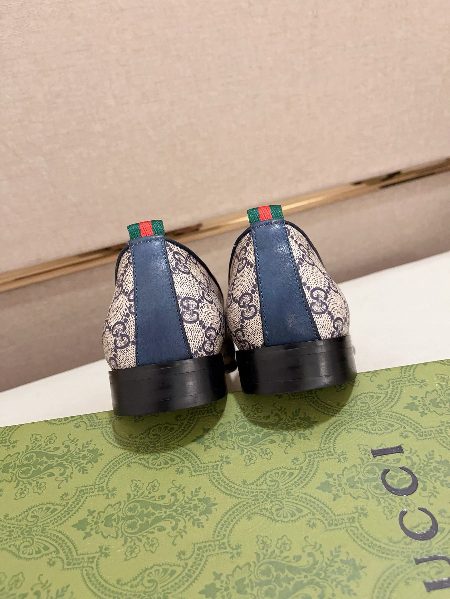 Gucci Men's GG Supreme Loafer with Bee, Leather Lining, and Rubber Sole 9 i1730778289 3611 1