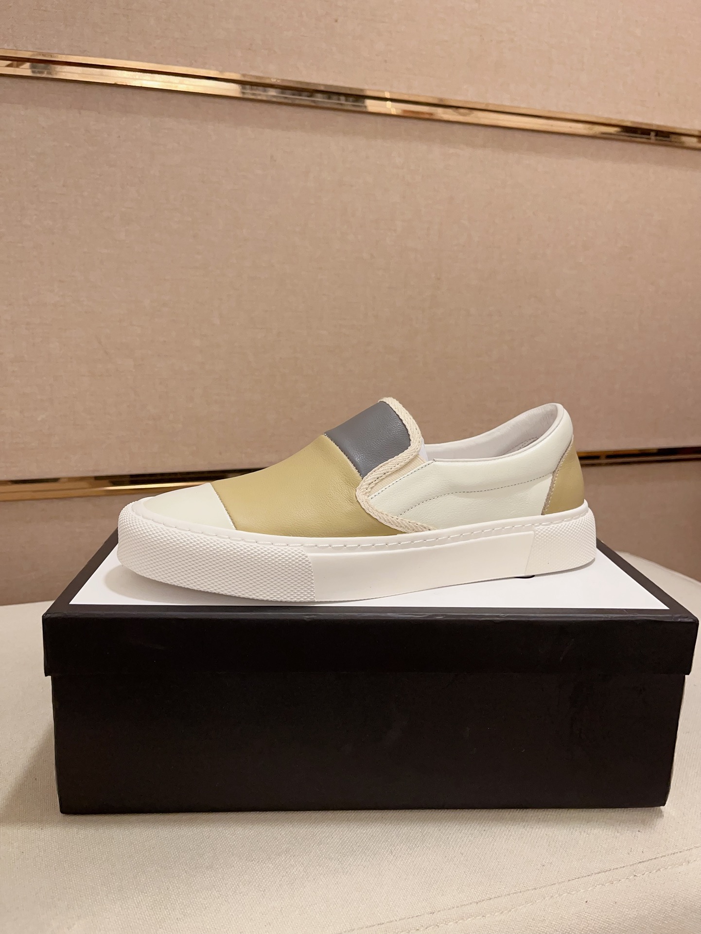 NO:270977,The new GUCCI counter is launched simultaneously. The new men's shoes and fabrics are selected for imported cowhide, inner lining: sheepskin lining. High-end air cushion mold-opening anti-slip rubber sole, exquisite lines, simple and atmospheric, comfortable to go up and down, leisure and travel. Number of codes: 38-44 (can be customized for 45 without return or exchange), gucci, cowhide, sheepskin19860909新款GUCCI(古奇）专柜同步上市, 新款男鞋、面料精选进口牛皮,内里:羊皮内里.高端气垫开模防滑橡胶大底,精美线条、简约大气,上脚舒服上挡次、休闲旅游.码数:38一44(可定做45不退换),,gucci,cowhide,sheepskin,Men's shoes