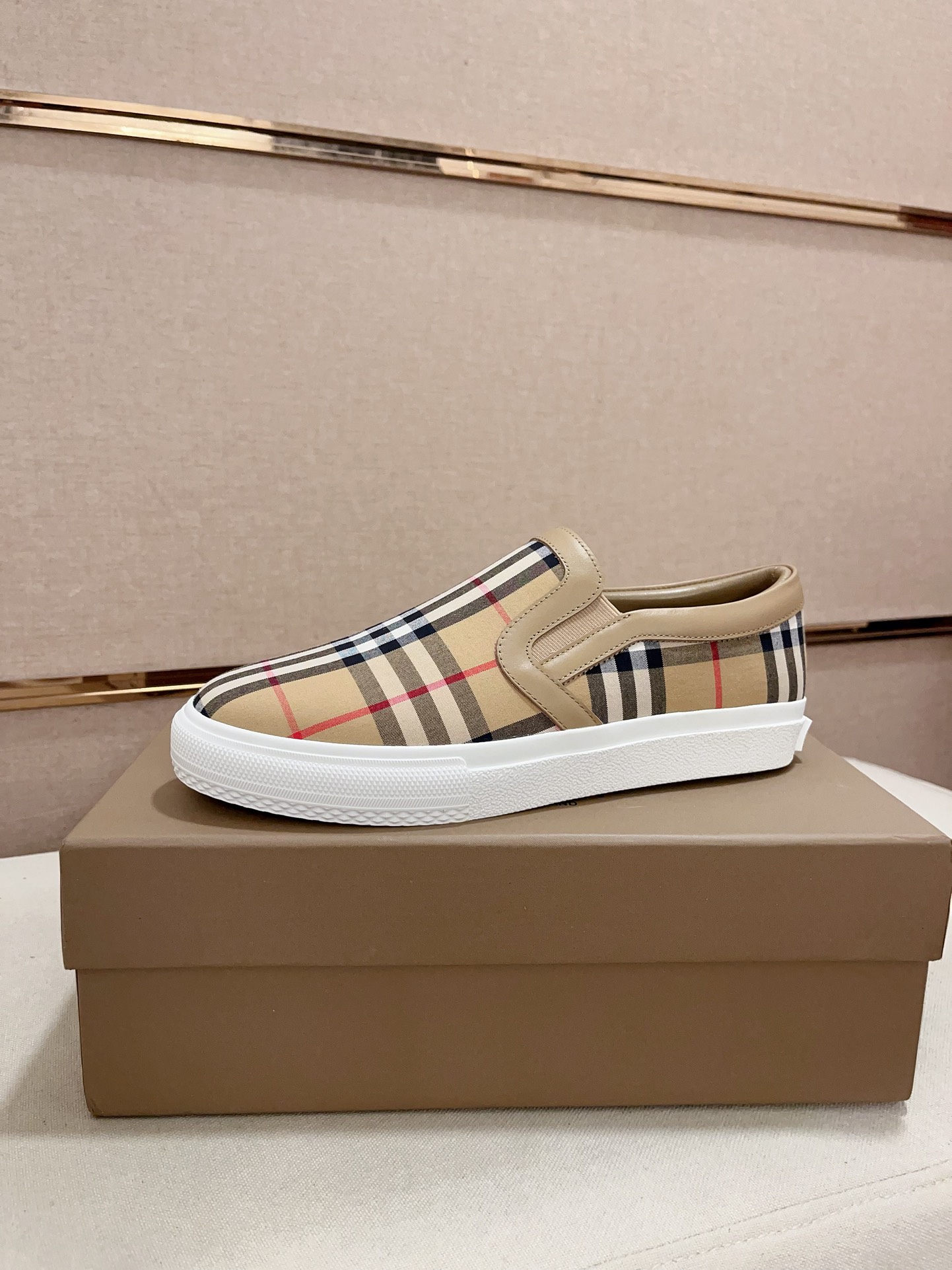 NO:781286,: The top version of the new Burberry men's classic low-top sneakers, reinterpreted with Vintage calfskin, decorated with a new brand logo. First-layer cowhide lining, heel decorated with Burberry letter embossed logo, original TPU outsole!  Code number: 38-44. Can be customized to 45, burberry, burberry, sneakers, cowhide19860909: 顶级版本新款巴宝莉家男士经典低帮运动鞋,以 Vintage 小牛皮焕新演绎,装饰焕新的品牌徽标.头层牛皮内里,鞋跟饰有 Burberry 字母压花徽标,TPU原版大底！码数:38-44.可定做45,,burberry,burberry,sneakers,cowhide,Men's shoes