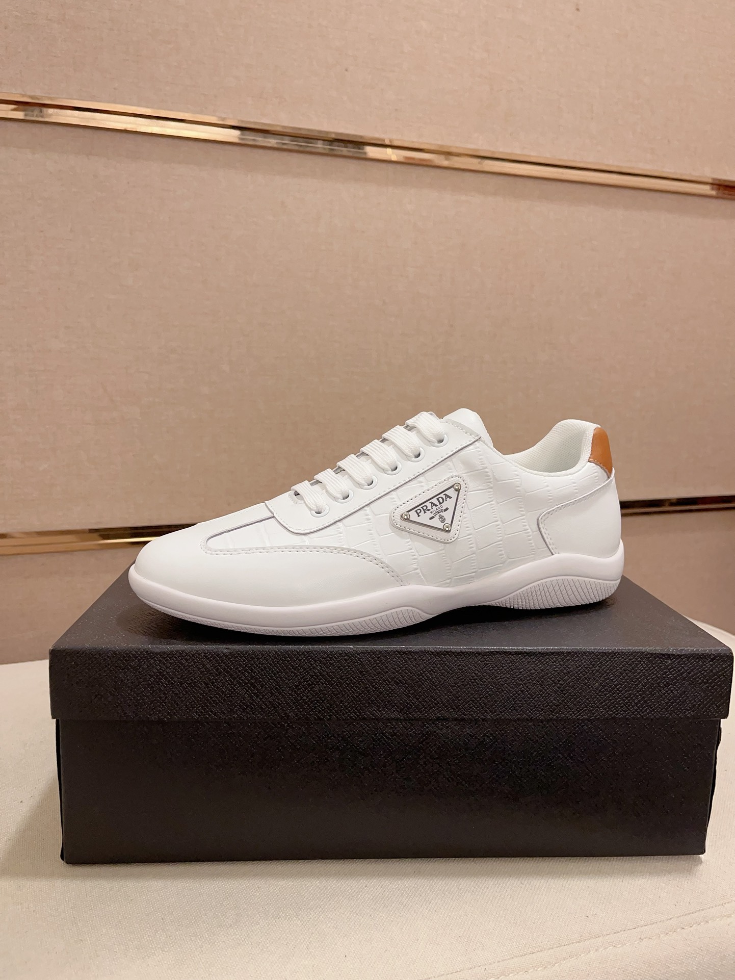 NO:756472,The new PRADA (Prada) counters are launched at the same time. The new men's shoes and fabrics are made of first-layer cowhide and breathable mesh technology. Inner lining: full sheepskin lining. High-end air-cushion molded non-slip rubber outsole, exquisite lines, simple and elegant, comfortable and high-end for leisure and travel. Size: 38 to 44 (45 can be customized),, prada, prada, cowhide, sheepskin19860909新款PRADA(普拉达)专柜同步上市, 新款男鞋、面料精选头层牛皮透气网工艺制作而成.内里:全羊皮内里.高端气垫开模防滑橡胶大底,精美线条、简约大气,上脚舒服上挡次、休闲旅游.码数:38一44(可定做45),,prada,prada,cowhide,sheepskin,Men's shoes