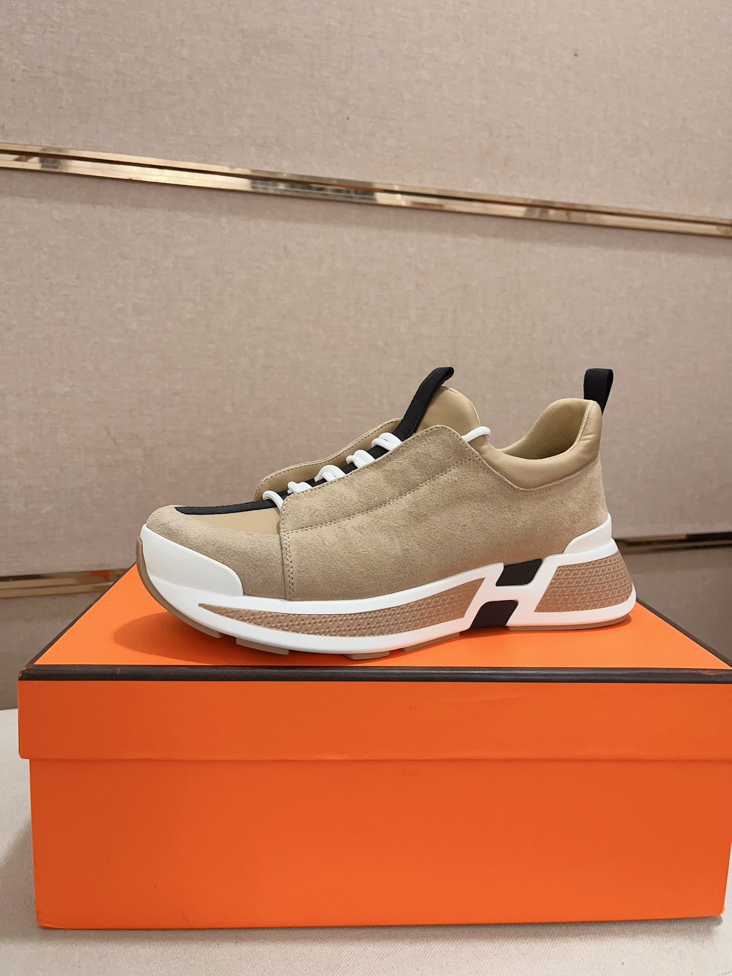 NO:557335,: 'HERMES' [Classic original version] Hermès; the latest counter for top men's purchasing agents is on sale at the same time, the original ▲▲cowhide▲▲ imported from Italy (high-end, noble, and classy) with exquisite workmanship (water-dyed cowhide lining imported from Italy) The sole is specially provided by the original factory, exclusive double-layer activity·TPR·rubber·combined molded outsole; super comfortable·wear-resistant·non-slip·environmental protection  The real thing is more beautiful when photographed (high quality, follow orders). You can enter and leave the counter at will. * Size 38-44 (can be customized to 45, non-returnable), hermes, hermes, cowhide19860909: 《HERMES》【经典原单版本】爱马仕；顶级代购男士最新专柜同步发售,意大利进口原版▲▲牛皮▲▲（凸显高端·贵气·档次）做工考究（意大利进口水染牛皮内里）鞋底原厂特供原版底,独家双层活动·TPR·橡胶·组合成型大底;超级·舒适·耐磨·防滑·环保 实物拍摄实物更漂亮（高品质·跟单货）可随意进出专柜＊ 码数38-44（可定做45不退换）,,hermes,hermes,cowhide,Men's shoes