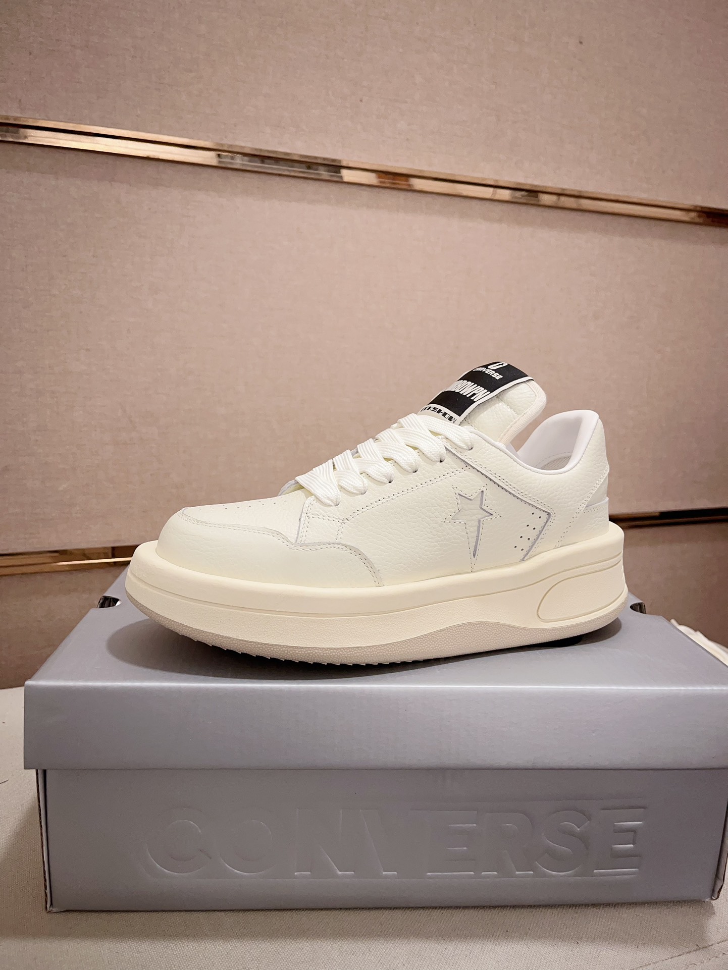 NO:347369,Couple model Converse and Owens co-branded limited edition top-grade new counters are available simultaneously, upper imported Italian top layer cowhide, fully imported sheepskin lining, completely 1-to-1 replica, original sole is specially supplied with original sole, exclusive movable molding sole is super comfortable, original order goods, high quality, can enter and exit the counter at will, welcome to compare. Women 35-40. Men 38-45, Converse, cowhide, sheepskin19860909情侣款 匡威,欧文斯联名限量款 顶级新款专柜同步发售,鞋面意大利进口头层牛皮,全进口羊皮内里,完全1比1复刻,鞋底原厂特供原版底,独家活动成型底超级舒适,原厂跟单货,高品质,可随意进出专柜,欢迎对比.女35-40.男38一45,,converse,cowhide,sheepskin,Men's shoes