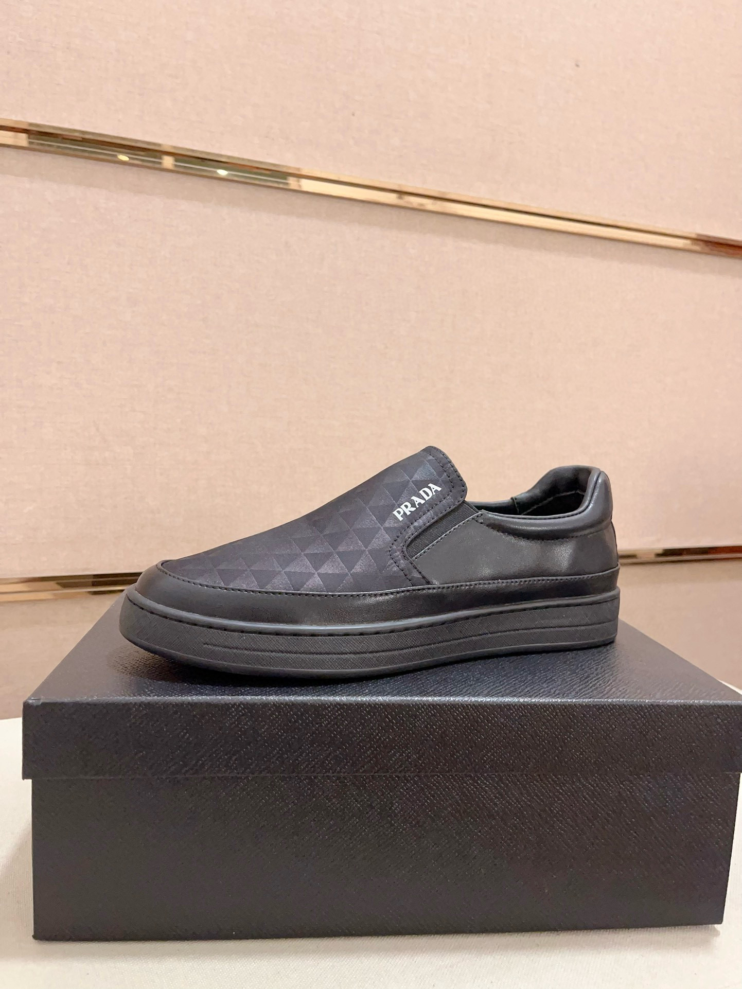 Prada Heren Slip-On Schoenen - Casual, Stijlvol & Comfortabel in het Zwart