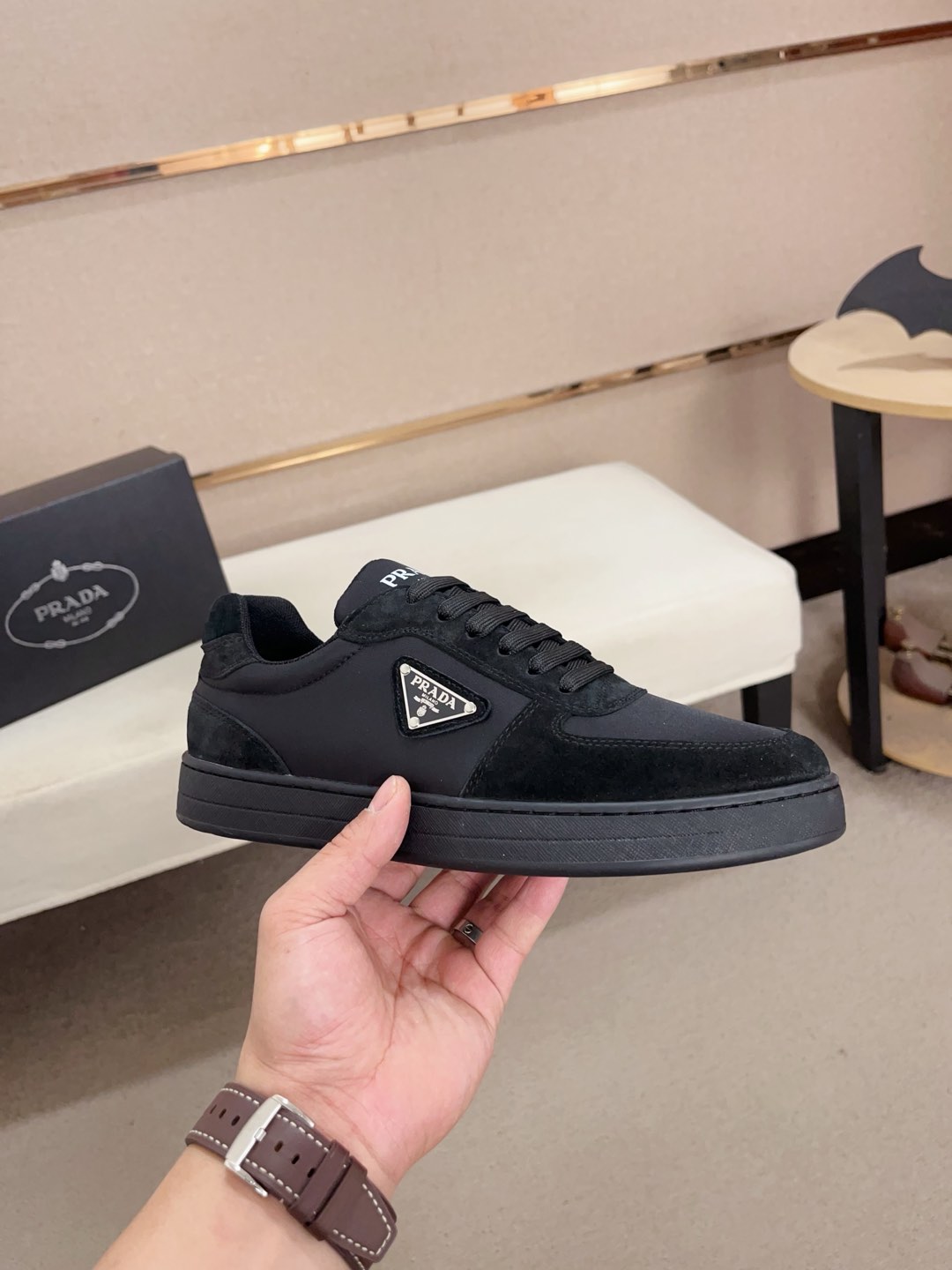 工厂价:340💰(普拉达)官网最新款🎁🎁休闲时尚男鞋👟，爆款💥版型简洁大气，潮男专属.独有的官网最新品牌元素元素👑原版装饰，时尚又大方，面料原版牛皮✅透气网里➕羊皮鞋垫，官网指定耐磨休闲大底，专柜经典款实物拍摄🎬38-44