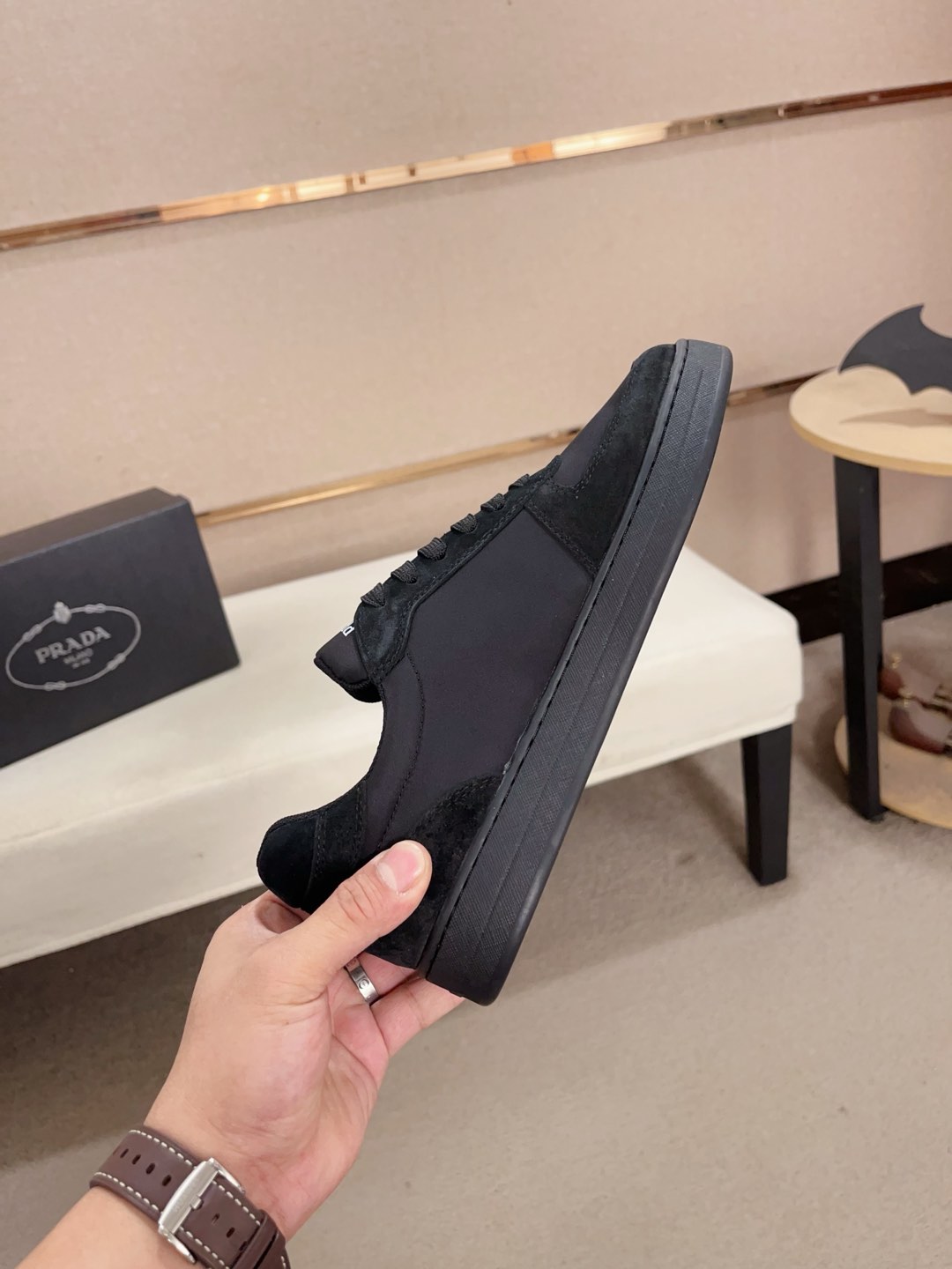 工厂价:340💰(普拉达)官网最新款🎁🎁休闲时尚男鞋👟，爆款💥版型简洁大气，潮男专属.独有的官网最新品牌元素元素👑原版装饰，时尚又大方，面料原版牛皮✅透气网里➕羊皮鞋垫，官网指定耐磨休闲大底，专柜经典款实物拍摄🎬38-44