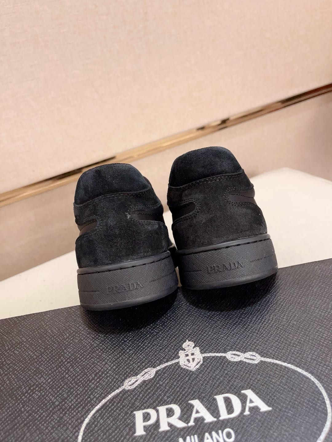 工厂价:340💰(普拉达)官网最新款🎁🎁休闲时尚男鞋👟，爆款💥版型简洁大气，潮男专属.独有的官网最新品牌元素元素👑原版装饰，时尚又大方，面料原版牛皮✅透气网里➕羊皮鞋垫，官网指定耐磨休闲大底，专柜经典款实物拍摄🎬38-44