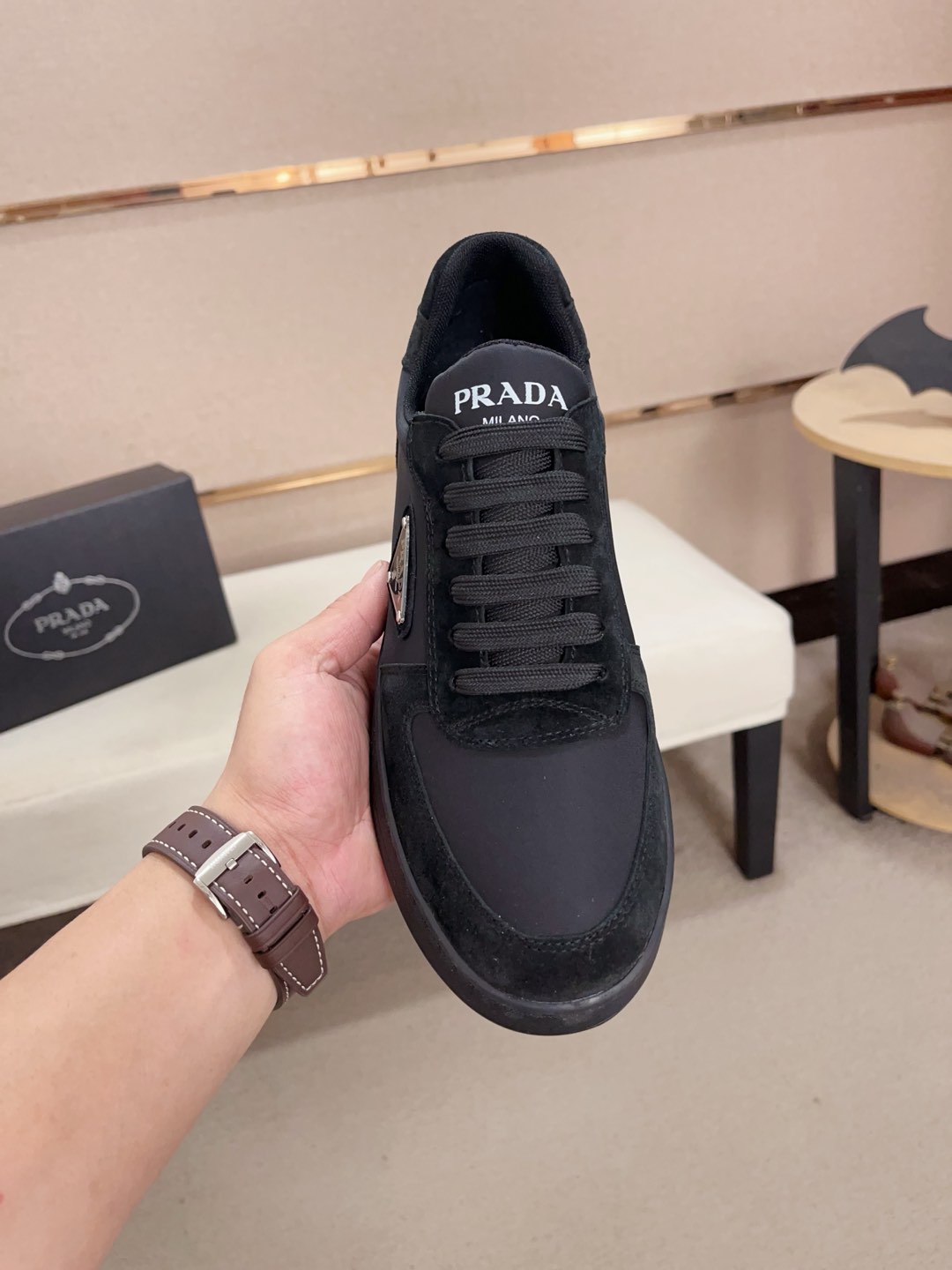 工厂价:340💰(普拉达)官网最新款🎁🎁休闲时尚男鞋👟，爆款💥版型简洁大气，潮男专属.独有的官网最新品牌元素元素👑原版装饰，时尚又大方，面料原版牛皮✅透气网里➕羊皮鞋垫，官网指定耐磨休闲大底，专柜经典款实物拍摄🎬38-44