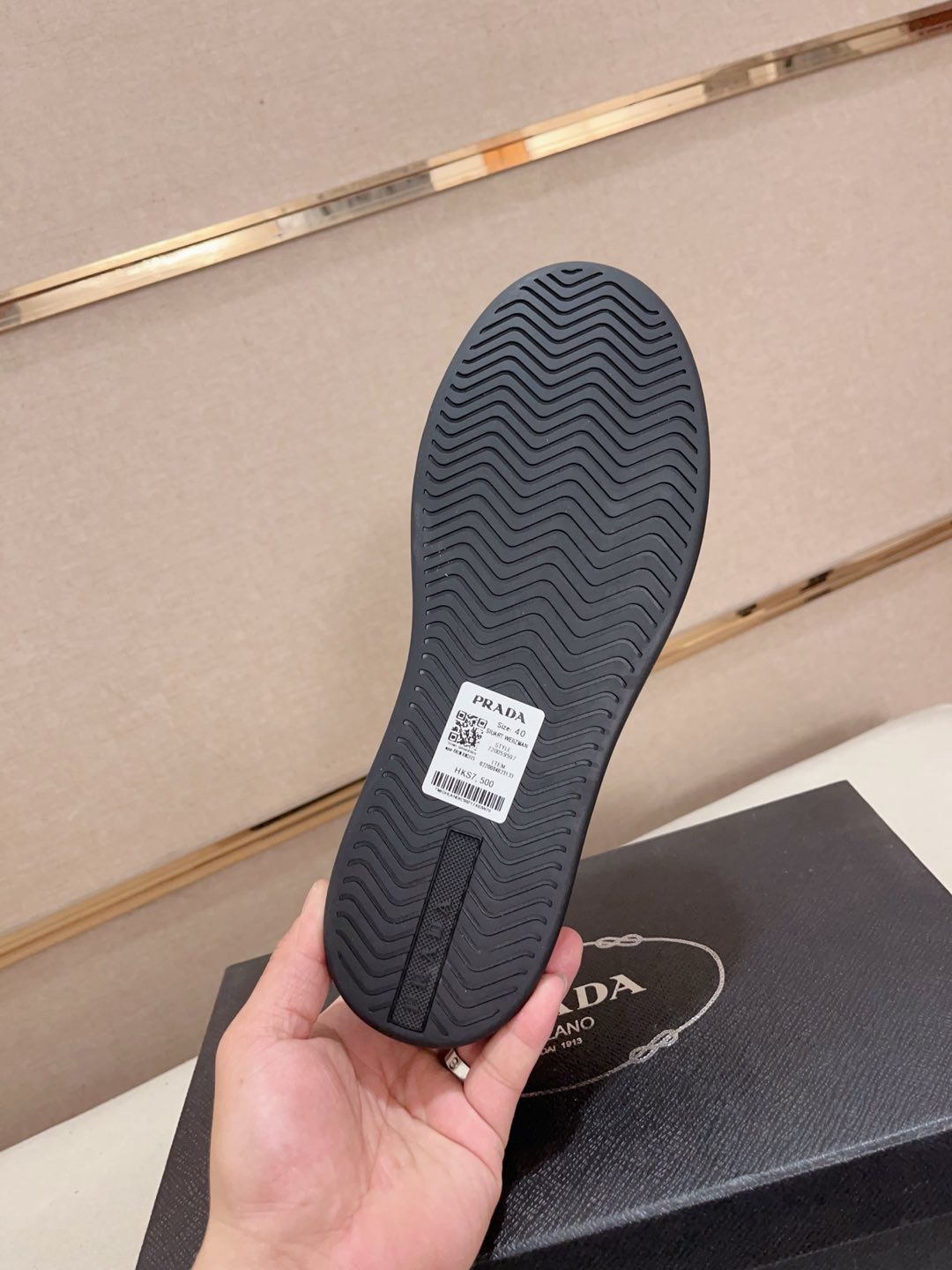 工厂价:340💰(普拉达)官网最新款🎁🎁休闲时尚男鞋👟，爆款💥版型简洁大气，潮男专属.独有的官网最新品牌元素元素👑原版装饰，时尚又大方，面料原版牛皮✅透气网里➕羊皮鞋垫，官网指定耐磨休闲大底，专柜经典款实物拍摄🎬38-44