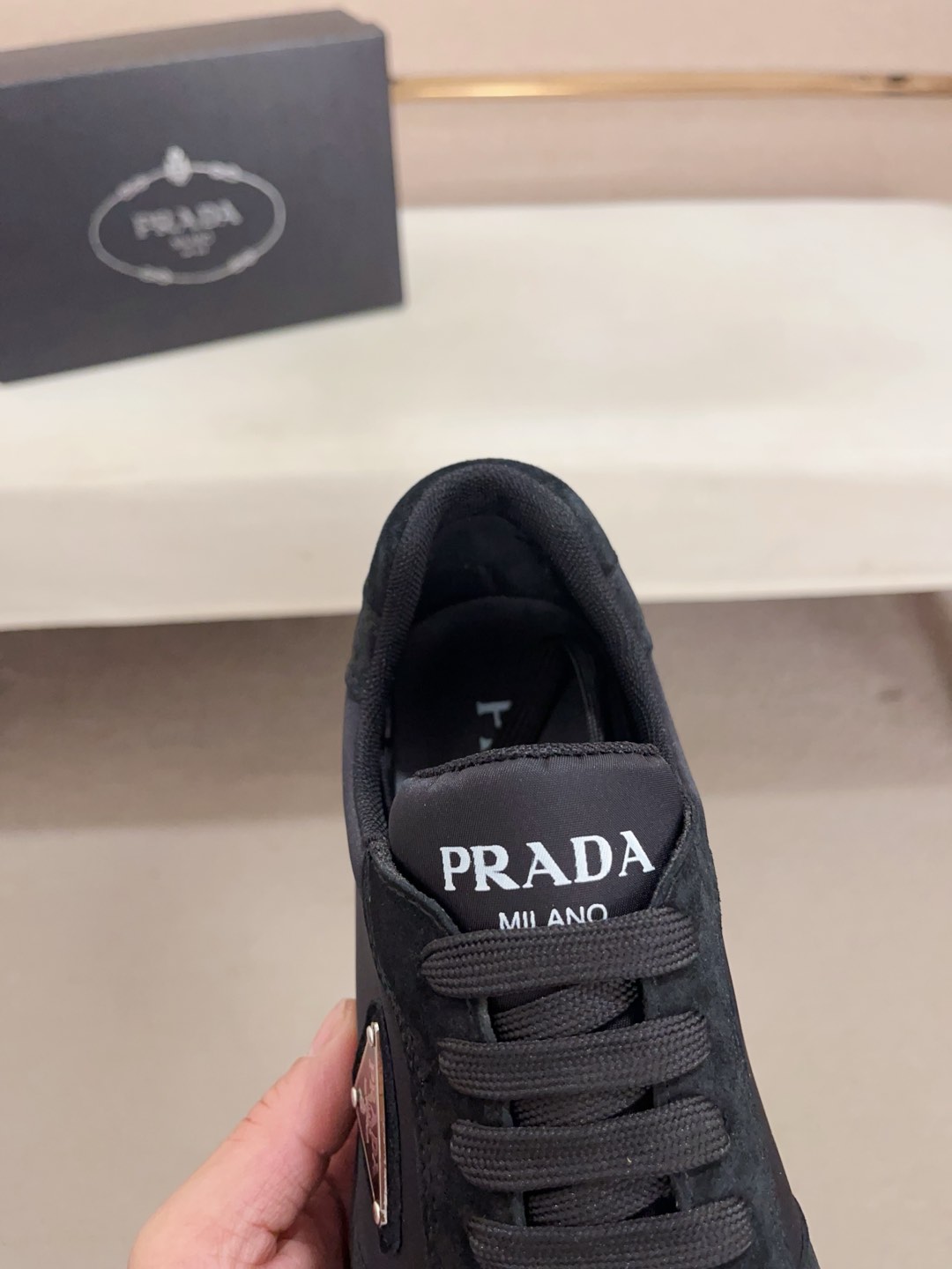 工厂价:340💰(普拉达)官网最新款🎁🎁休闲时尚男鞋👟，爆款💥版型简洁大气，潮男专属.独有的官网最新品牌元素元素👑原版装饰，时尚又大方，面料原版牛皮✅透气网里➕羊皮鞋垫，官网指定耐磨休闲大底，专柜经典款实物拍摄🎬38-44