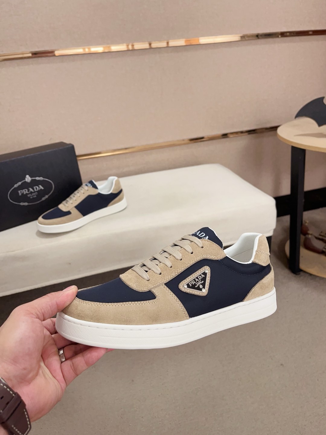 工厂价:340💰(普拉达)官网最新款🎁🎁休闲时尚男鞋👟，爆款💥版型简洁大气，潮男专属.独有的官网最新品牌元素元素👑原版装饰，时尚又大方，面料原版牛皮✅透气网里➕羊皮鞋垫，官网指定耐磨休闲大底，专柜经典款实物拍摄🎬38-44