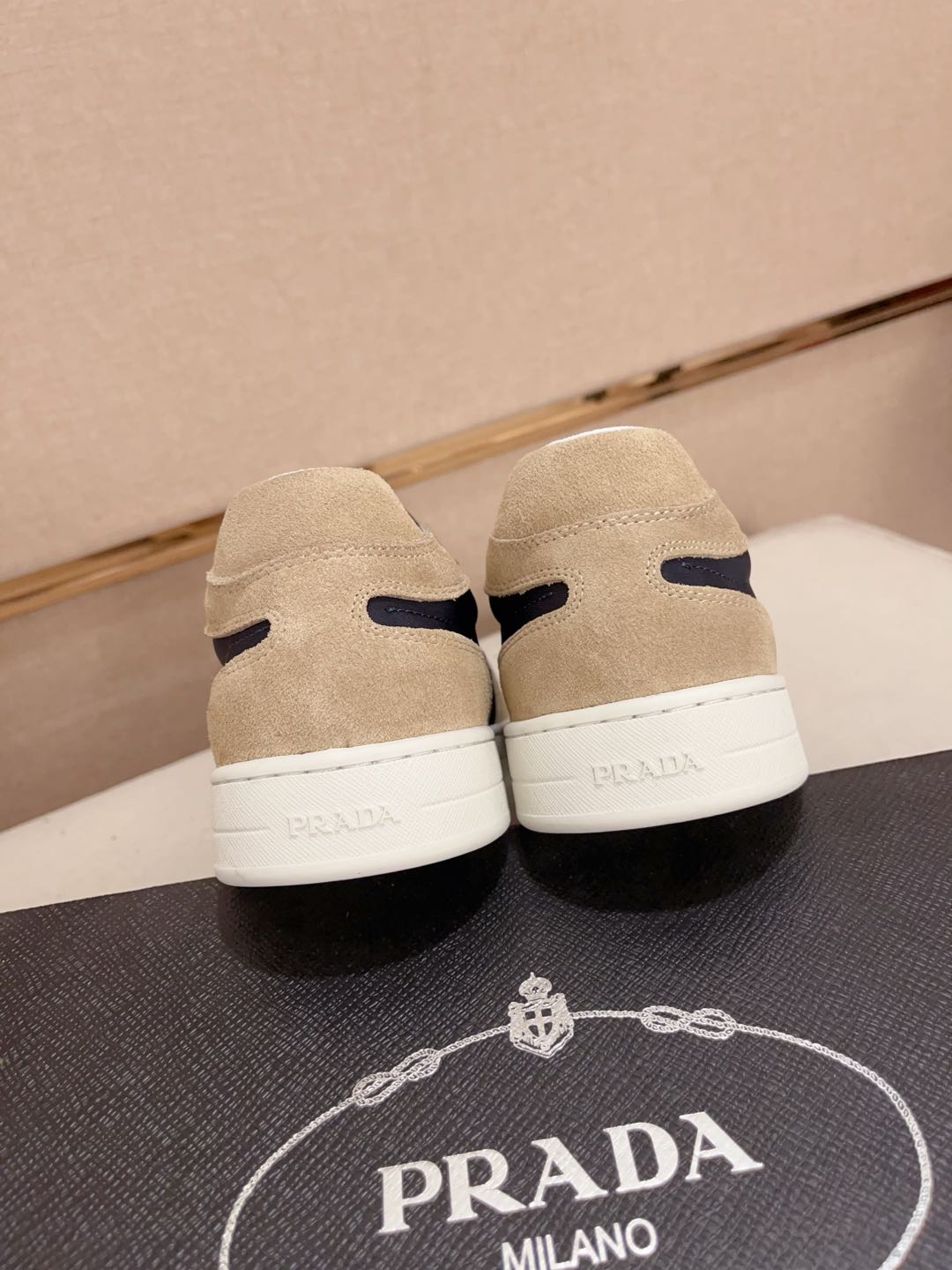 工厂价:340💰(普拉达)官网最新款🎁🎁休闲时尚男鞋👟，爆款💥版型简洁大气，潮男专属.独有的官网最新品牌元素元素👑原版装饰，时尚又大方，面料原版牛皮✅透气网里➕羊皮鞋垫，官网指定耐磨休闲大底，专柜经典款实物拍摄🎬38-44