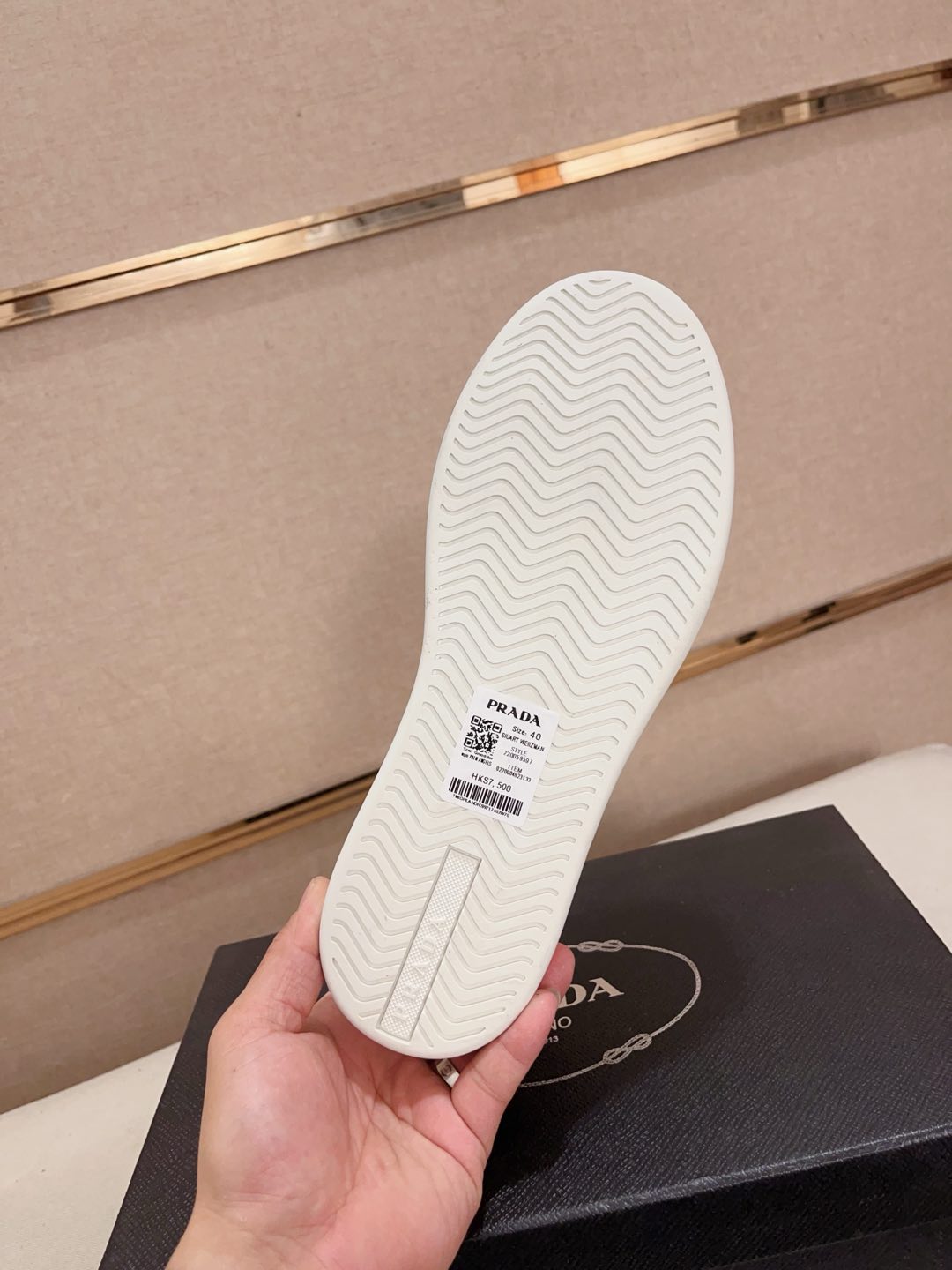 工厂价:340💰(普拉达)官网最新款🎁🎁休闲时尚男鞋👟，爆款💥版型简洁大气，潮男专属.独有的官网最新品牌元素元素👑原版装饰，时尚又大方，面料原版牛皮✅透气网里➕羊皮鞋垫，官网指定耐磨休闲大底，专柜经典款实物拍摄🎬38-44