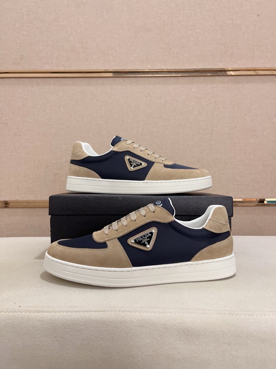 工厂价:340💰(普拉达)官网最新款🎁🎁休闲时尚男鞋👟，爆款💥版型简洁大气，潮男专属.独有的官网最新品牌元素元素👑原版装饰，时尚又大方，面料原版牛皮✅透气网里➕羊皮鞋垫，官网指定耐磨休闲大底，专柜经典款实物拍摄🎬38-44