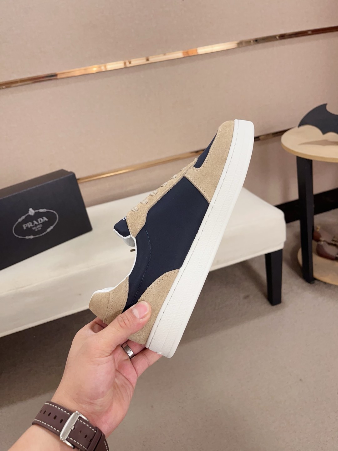 工厂价:340💰(普拉达)官网最新款🎁🎁休闲时尚男鞋👟，爆款💥版型简洁大气，潮男专属.独有的官网最新品牌元素元素👑原版装饰，时尚又大方，面料原版牛皮✅透气网里➕羊皮鞋垫，官网指定耐磨休闲大底，专柜经典款实物拍摄🎬38-44