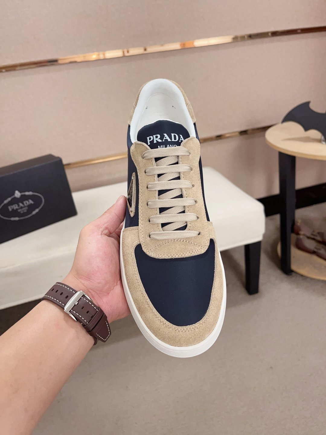 工厂价:340💰(普拉达)官网最新款🎁🎁休闲时尚男鞋👟，爆款💥版型简洁大气，潮男专属.独有的官网最新品牌元素元素👑原版装饰，时尚又大方，面料原版牛皮✅透气网里➕羊皮鞋垫，官网指定耐磨休闲大底，专柜经典款实物拍摄🎬38-44
