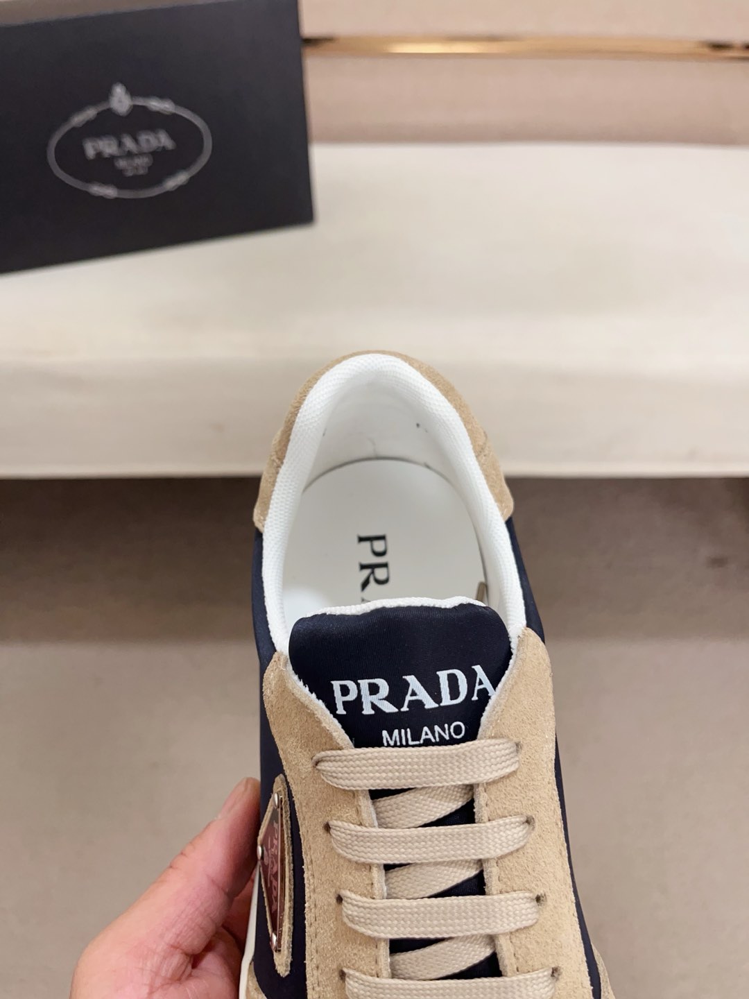 工厂价:340💰(普拉达)官网最新款🎁🎁休闲时尚男鞋👟，爆款💥版型简洁大气，潮男专属.独有的官网最新品牌元素元素👑原版装饰，时尚又大方，面料原版牛皮✅透气网里➕羊皮鞋垫，官网指定耐磨休闲大底，专柜经典款实物拍摄🎬38-44