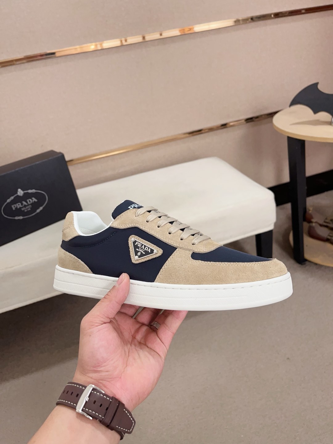 工厂价:340💰(普拉达)官网最新款🎁🎁休闲时尚男鞋👟，爆款💥版型简洁大气，潮男专属.独有的官网最新品牌元素元素👑原版装饰，时尚又大方，面料原版牛皮✅透气网里➕羊皮鞋垫，官网指定耐磨休闲大底，专柜经典款实物拍摄🎬38-44