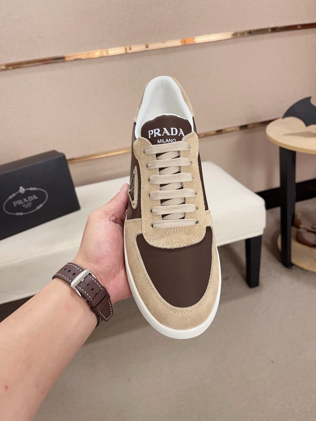 工厂价:340💰(普拉达)官网最新款🎁🎁休闲时尚男鞋👟，爆款💥版型简洁大气，潮男专属.独有的官网最新品牌元素元素👑原版装饰，时尚又大方，面料原版牛皮✅透气网里➕羊皮鞋垫，官网指定耐磨休闲大底，专柜经典款实物拍摄🎬38-44
