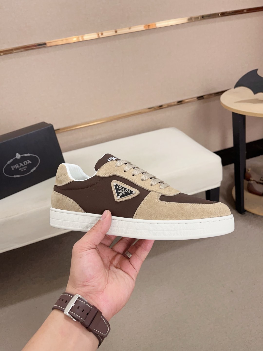 工厂价:340💰(普拉达)官网最新款🎁🎁休闲时尚男鞋👟，爆款💥版型简洁大气，潮男专属.独有的官网最新品牌元素元素👑原版装饰，时尚又大方，面料原版牛皮✅透气网里➕羊皮鞋垫，官网指定耐磨休闲大底，专柜经典款实物拍摄🎬38-44