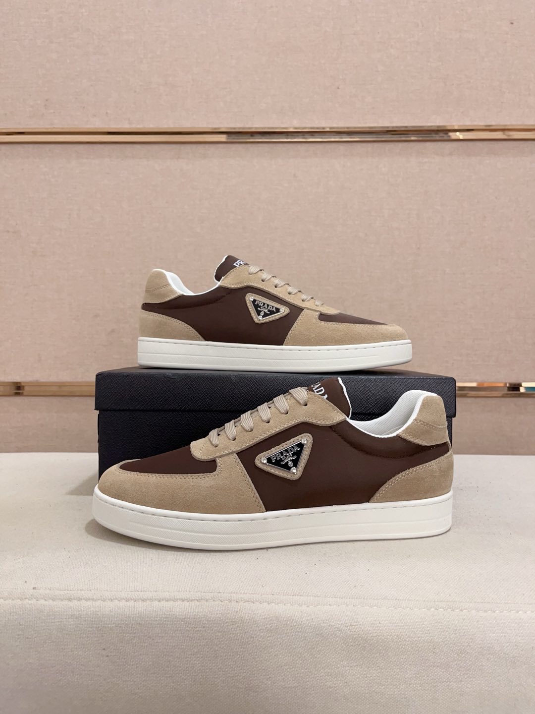 工厂价:340💰(普拉达)官网最新款🎁🎁休闲时尚男鞋👟，爆款💥版型简洁大气，潮男专属.独有的官网最新品牌元素元素👑原版装饰，时尚又大方，面料原版牛皮✅透气网里➕羊皮鞋垫，官网指定耐磨休闲大底，专柜经典款实物拍摄🎬38-44