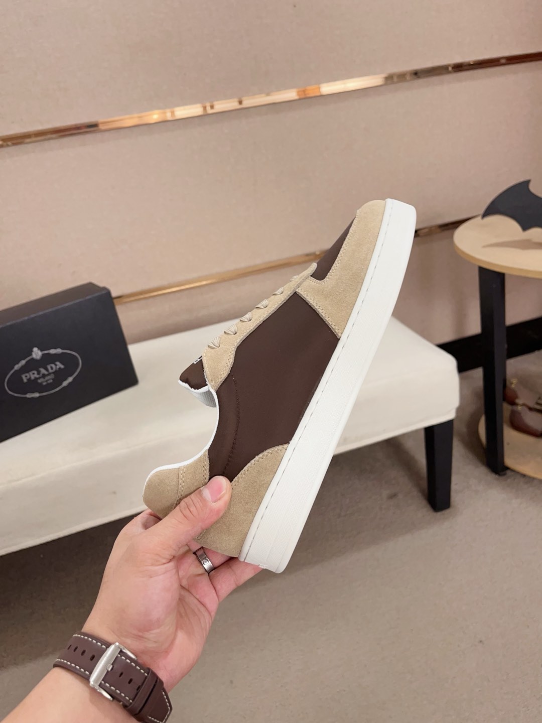 工厂价:340💰(普拉达)官网最新款🎁🎁休闲时尚男鞋👟，爆款💥版型简洁大气，潮男专属.独有的官网最新品牌元素元素👑原版装饰，时尚又大方，面料原版牛皮✅透气网里➕羊皮鞋垫，官网指定耐磨休闲大底，专柜经典款实物拍摄🎬38-44