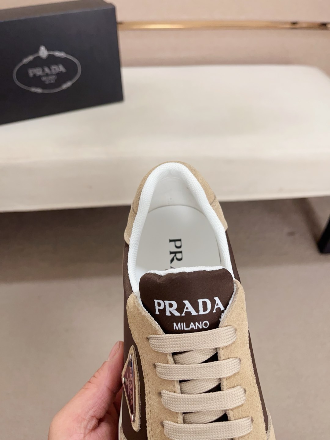 工厂价:340💰(普拉达)官网最新款🎁🎁休闲时尚男鞋👟，爆款💥版型简洁大气，潮男专属.独有的官网最新品牌元素元素👑原版装饰，时尚又大方，面料原版牛皮✅透气网里➕羊皮鞋垫，官网指定耐磨休闲大底，专柜经典款实物拍摄🎬38-44
